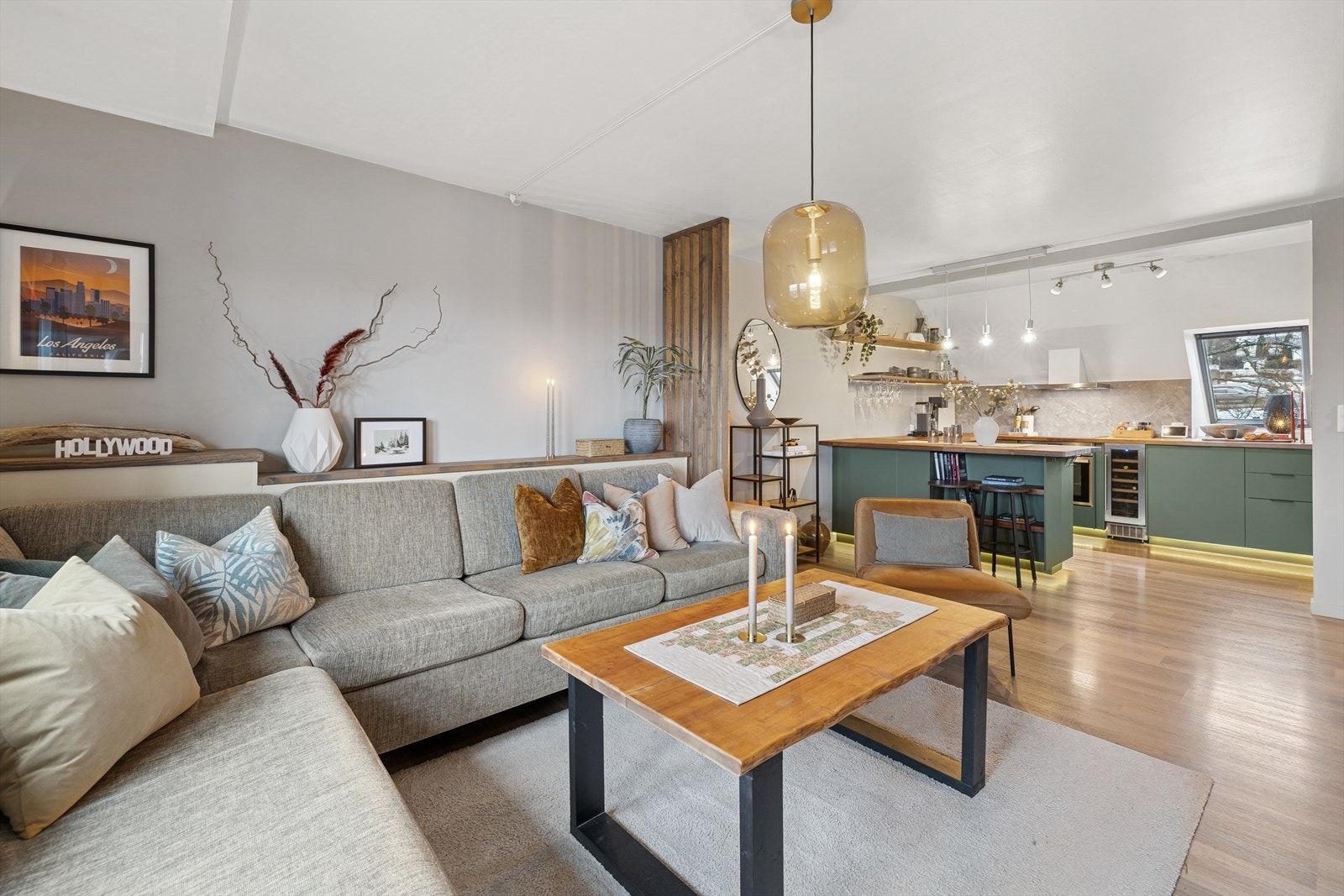 Kjøkkenet ligger i åpen løsning til stuen. Galleribilde