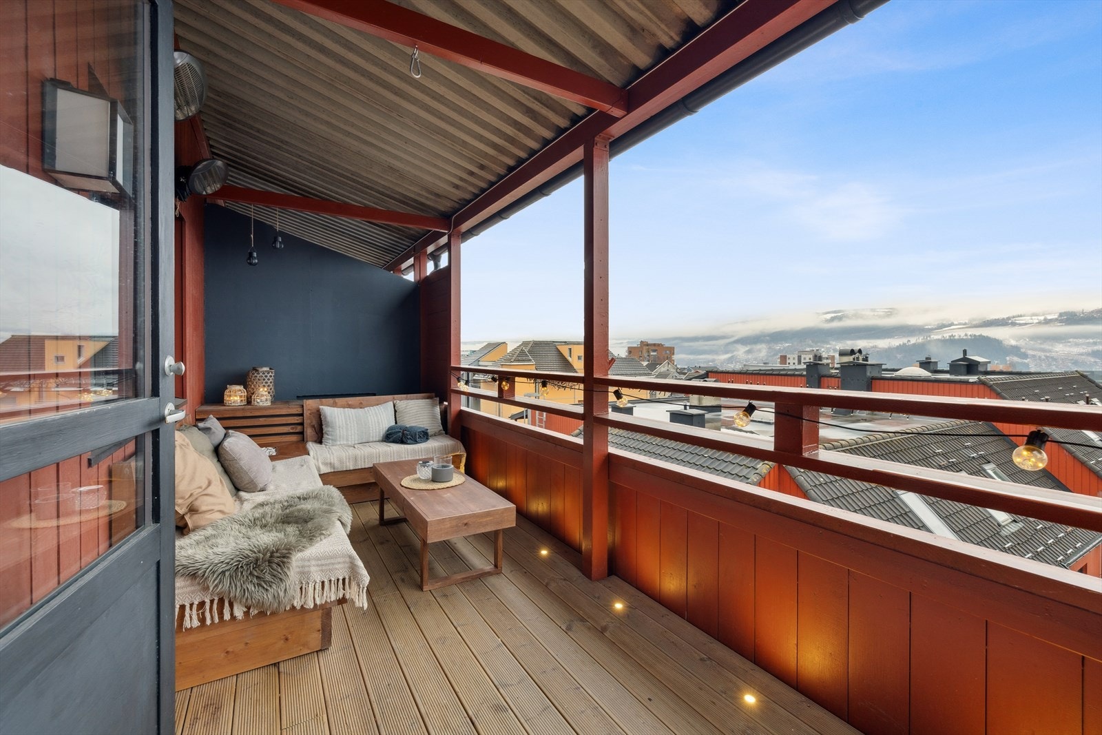 Skjermet veranda med flott utsyn og god solgang. Galleribilde