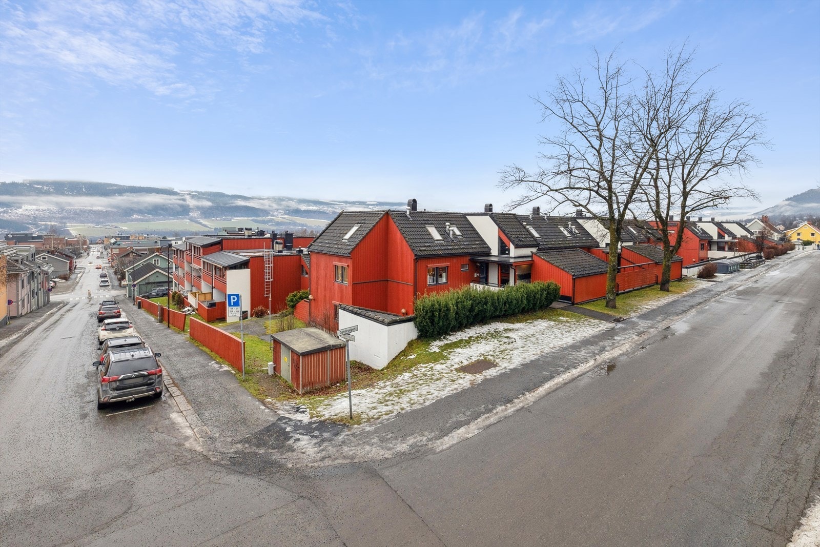 Her er det nærhet til NTG, sykehuset, Søndre Park, flotte turområder og skysstasjonen, samt hyppige bussavganger til UINN. Galleribilde