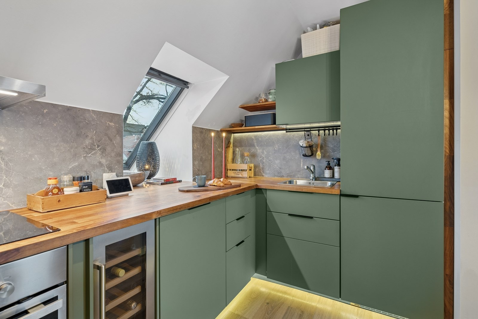 Kjøkkenet har godt med skap og benkeplass. Galleribilde