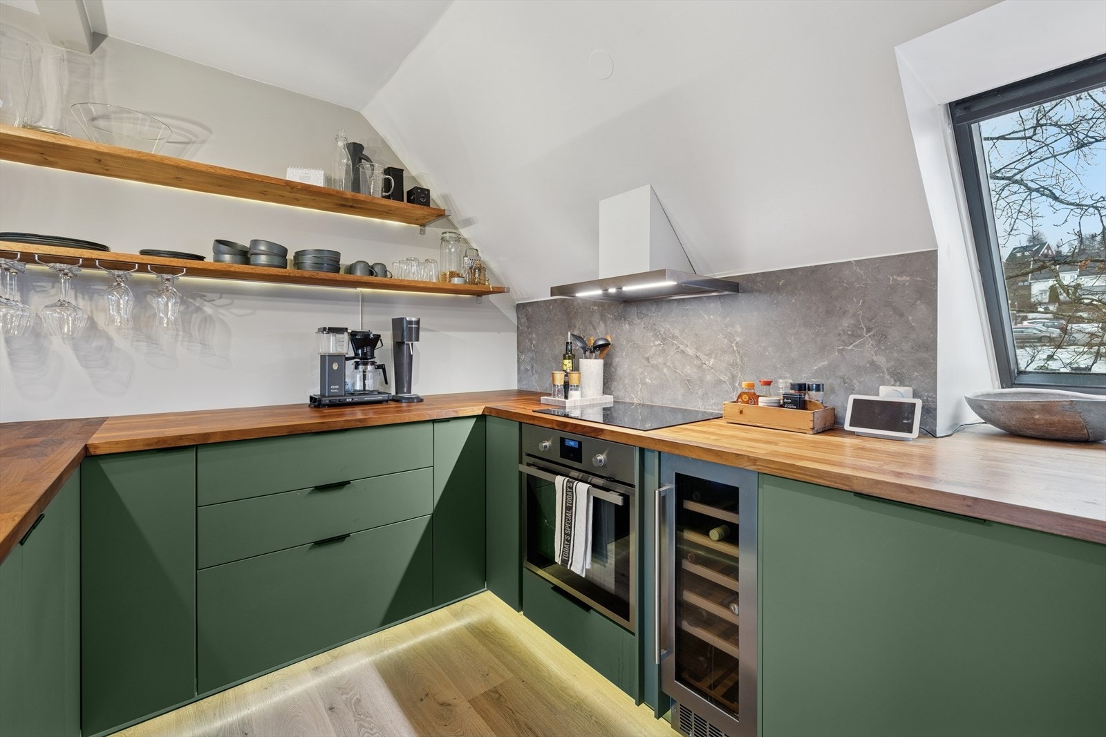 Integrerte hvitevarer som komfyr, koketopp, oppvaskmaskin, kombiskap kjøl/frys, samt plass til vinskap. Galleribilde