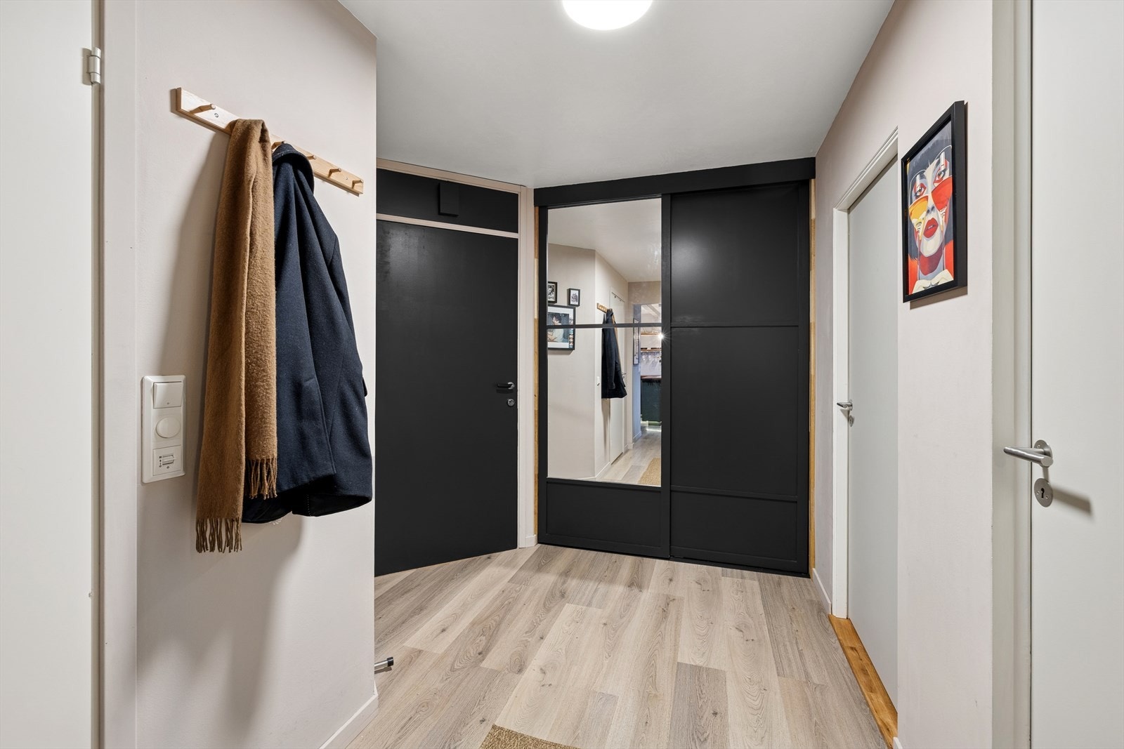 Romslig entré/gang med en praktisk skyvedørsgarderobe. Galleribilde
