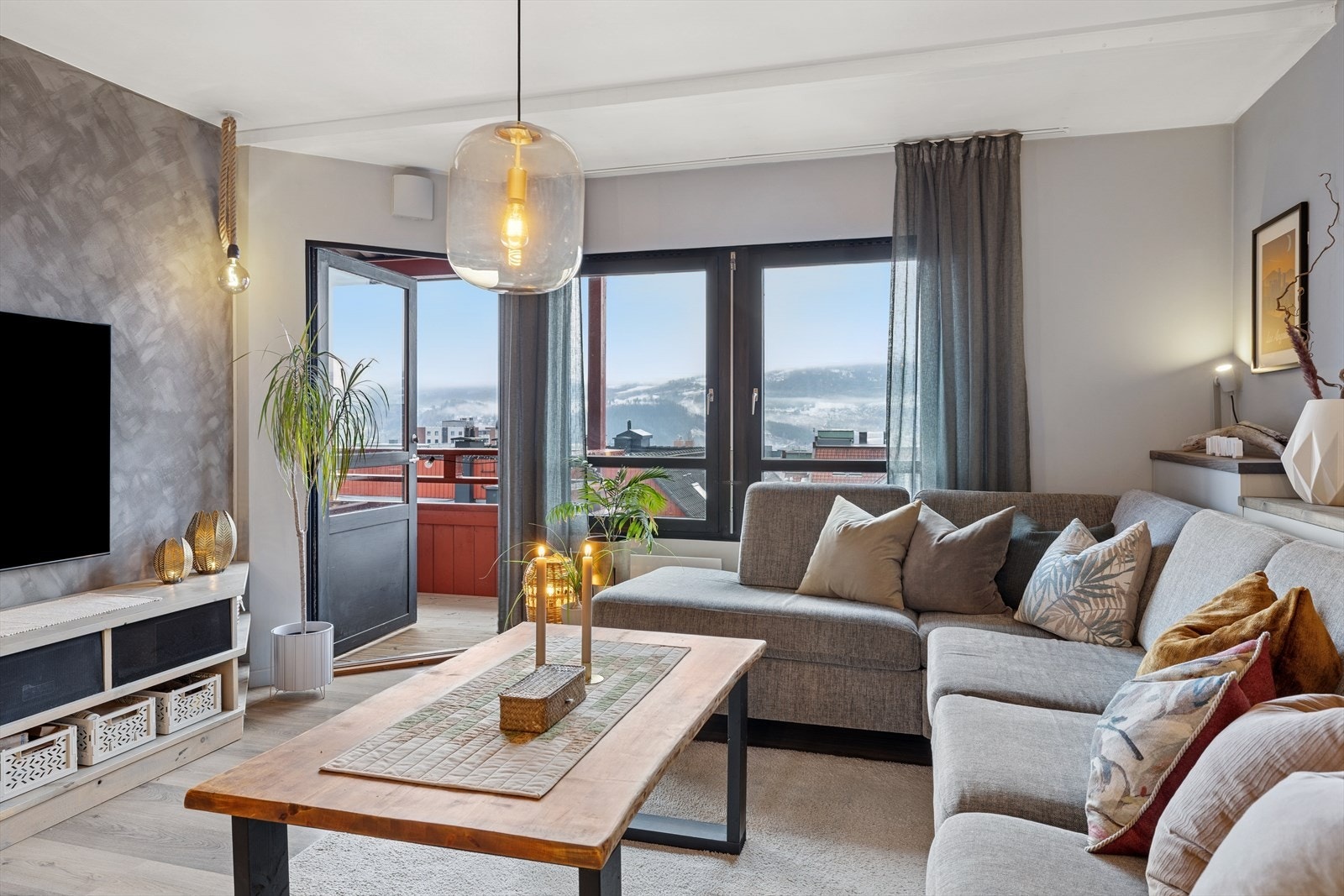 Store vindusflater slipper inn rikelig med naturlig lys. Galleribilde