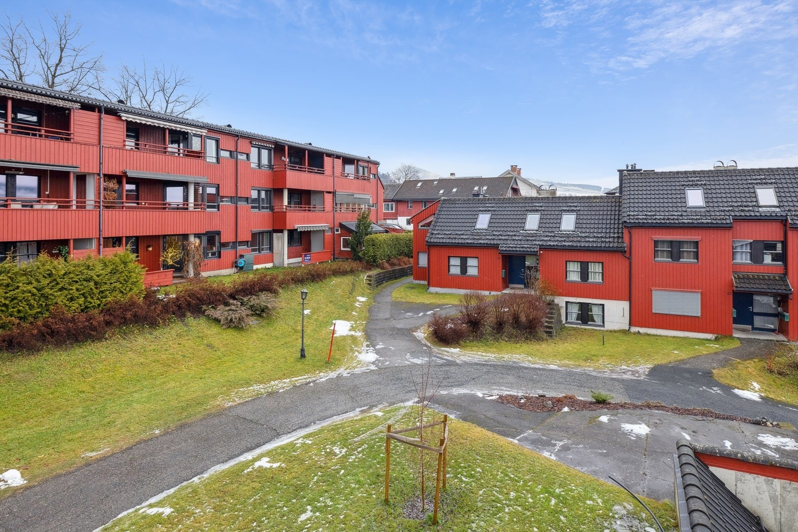 Her bor du midt i hjertet av Lillehammer, med kort vei til byens pulserende kafé- og restaurantliv, grønne parker og gode kollektivforbindelser. Galleribilde