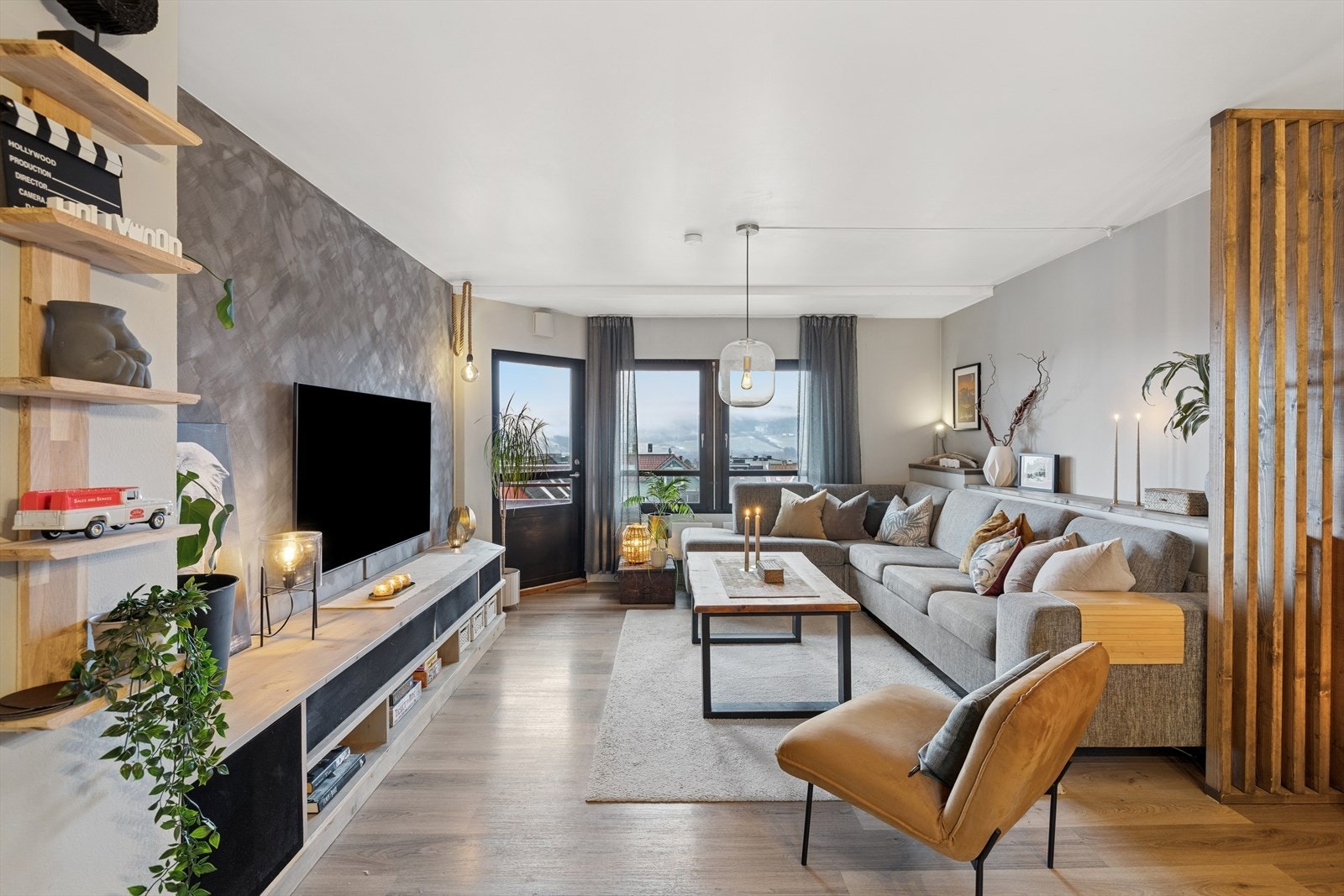 Dette er en en lys og tiltalende eierleilighet med svært sentral beliggenhet, like nord for Lilletorget. Galleribilde