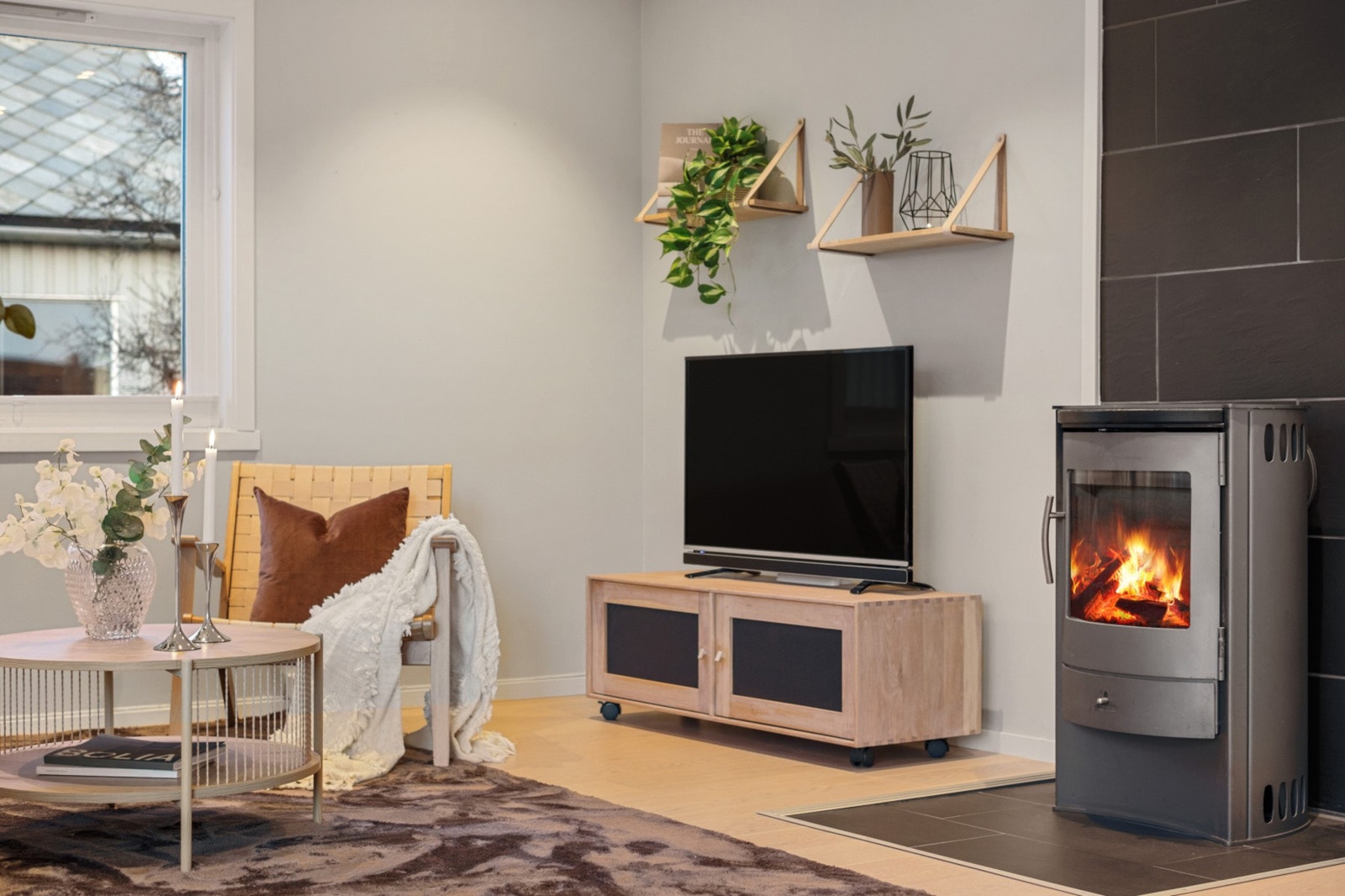 Vedovn sørger for lun og trivelig atmosfære, samt effektiv oppvarming av rommet. Galleribilde