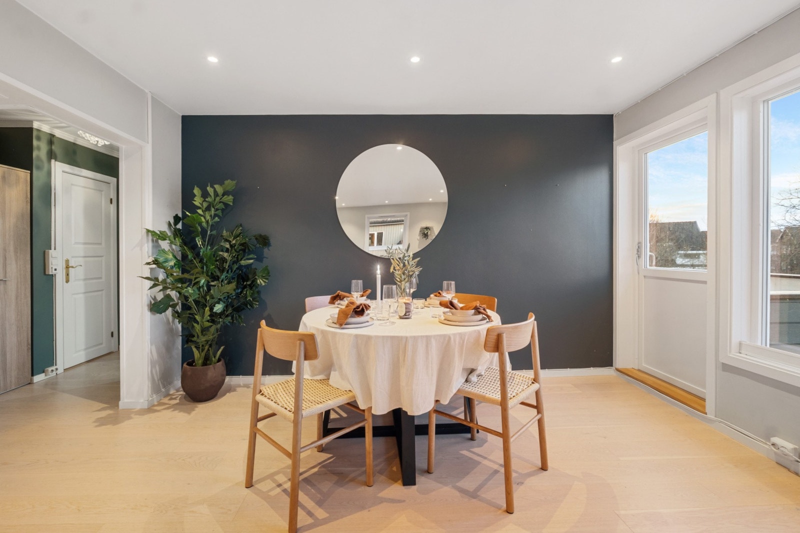 Her finner du naturlig plass til spisebordet - en hyggelig plass å samle venner og familie. Galleribilde