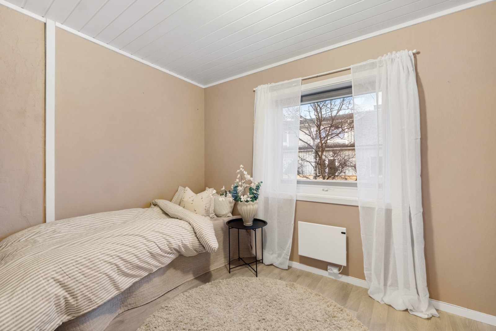 Soverom nr. 2 med plass til seng, ønsket garderobeløsning og skrivepult. Galleribilde