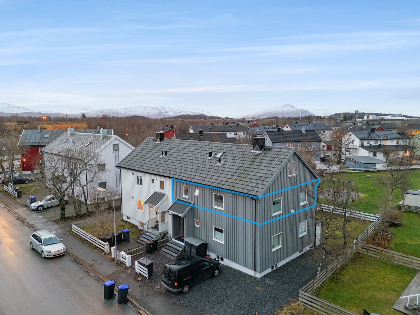Leiligheten ligger i 2. etasje, og sameiet består av 3 leiligheter. Parkering på felles tomt. Stor bod i kjeller. Galleribilde