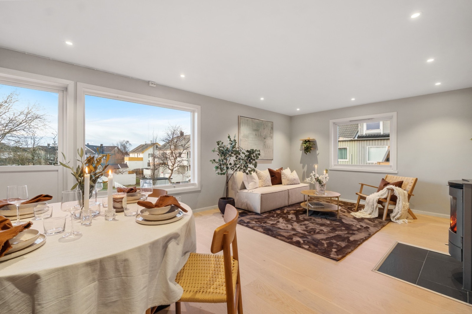 Store vindusflater gir godt med lysinnslipp. Solskjerming med plissegardiner. Galleribilde