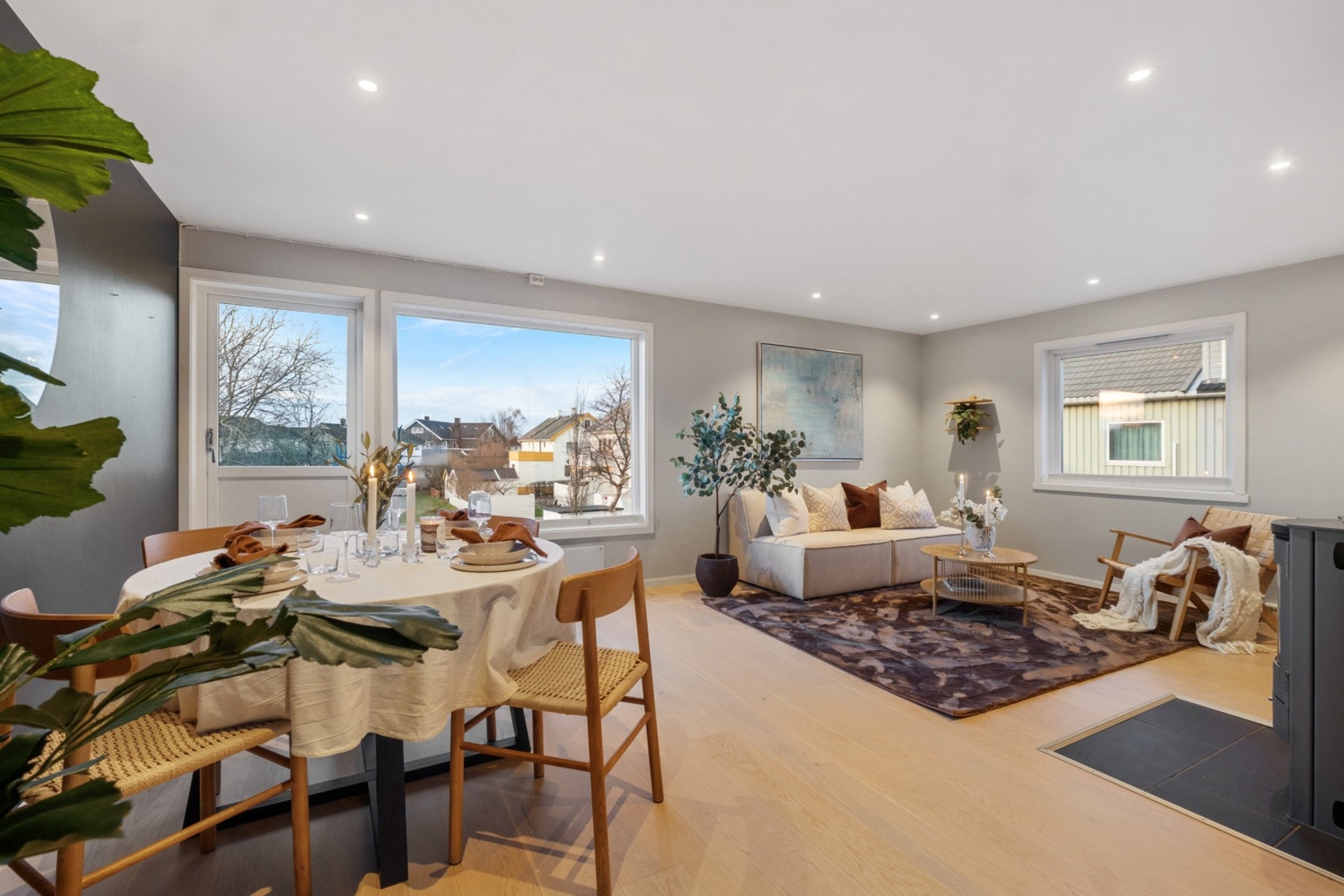 Lys, romslig og innbydende stue med nyere gulv, slette malte vegger og downlights i himling. Galleribilde