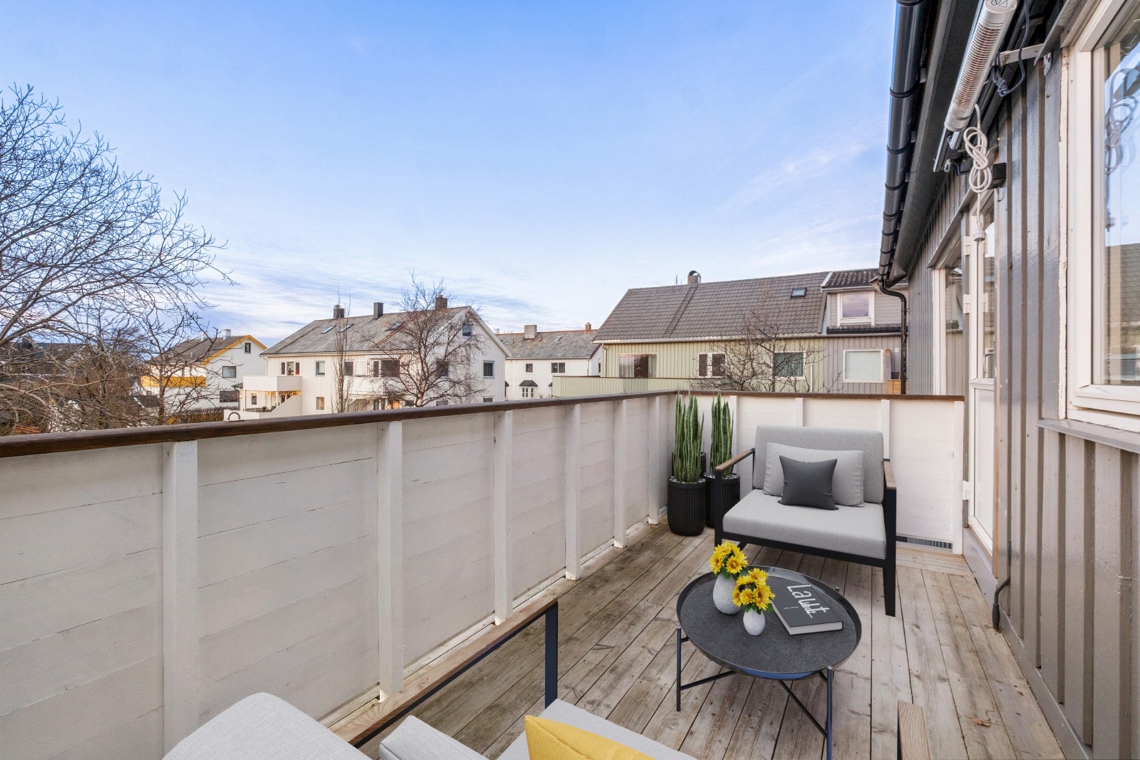 Plass til utemøbler. Dør fra både stue og hovedsoverom. Galleribilde