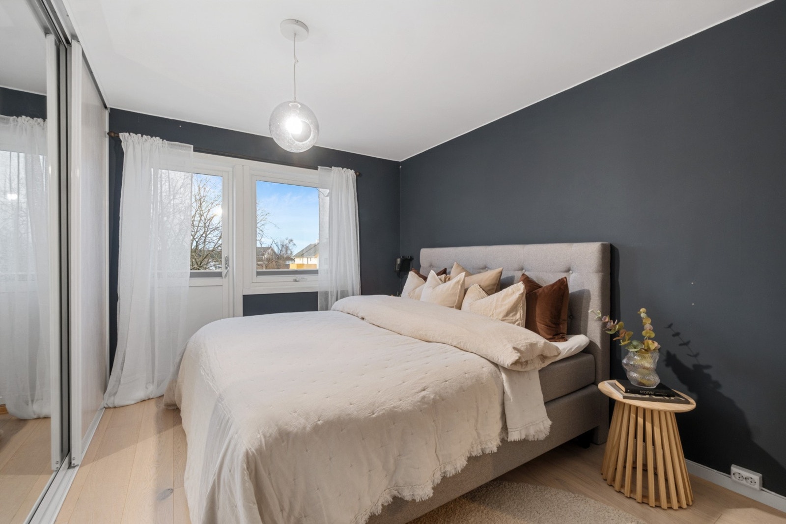 God plass til dobbeltseng og nattbord. Utgang til balkong. Galleribilde