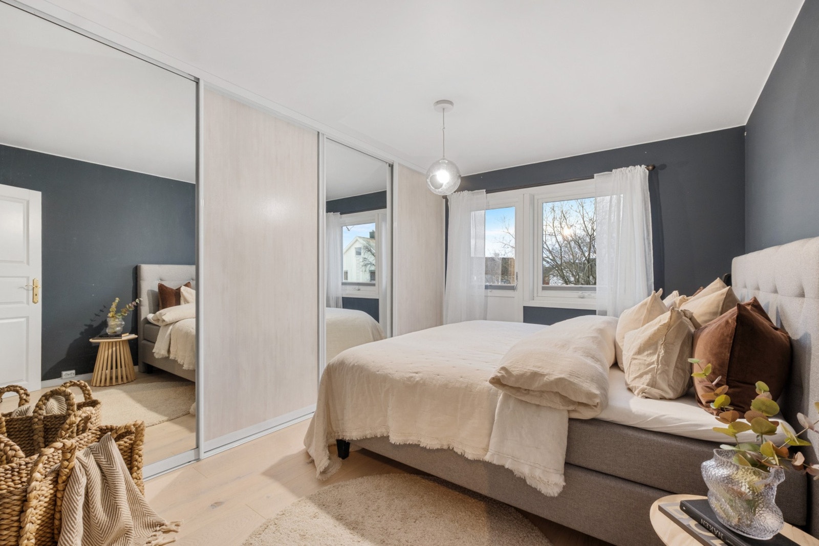 Hovedsoverommet oppleves romslig og har god lagringsplass i stor skyvedørsgarderobe. Galleribilde