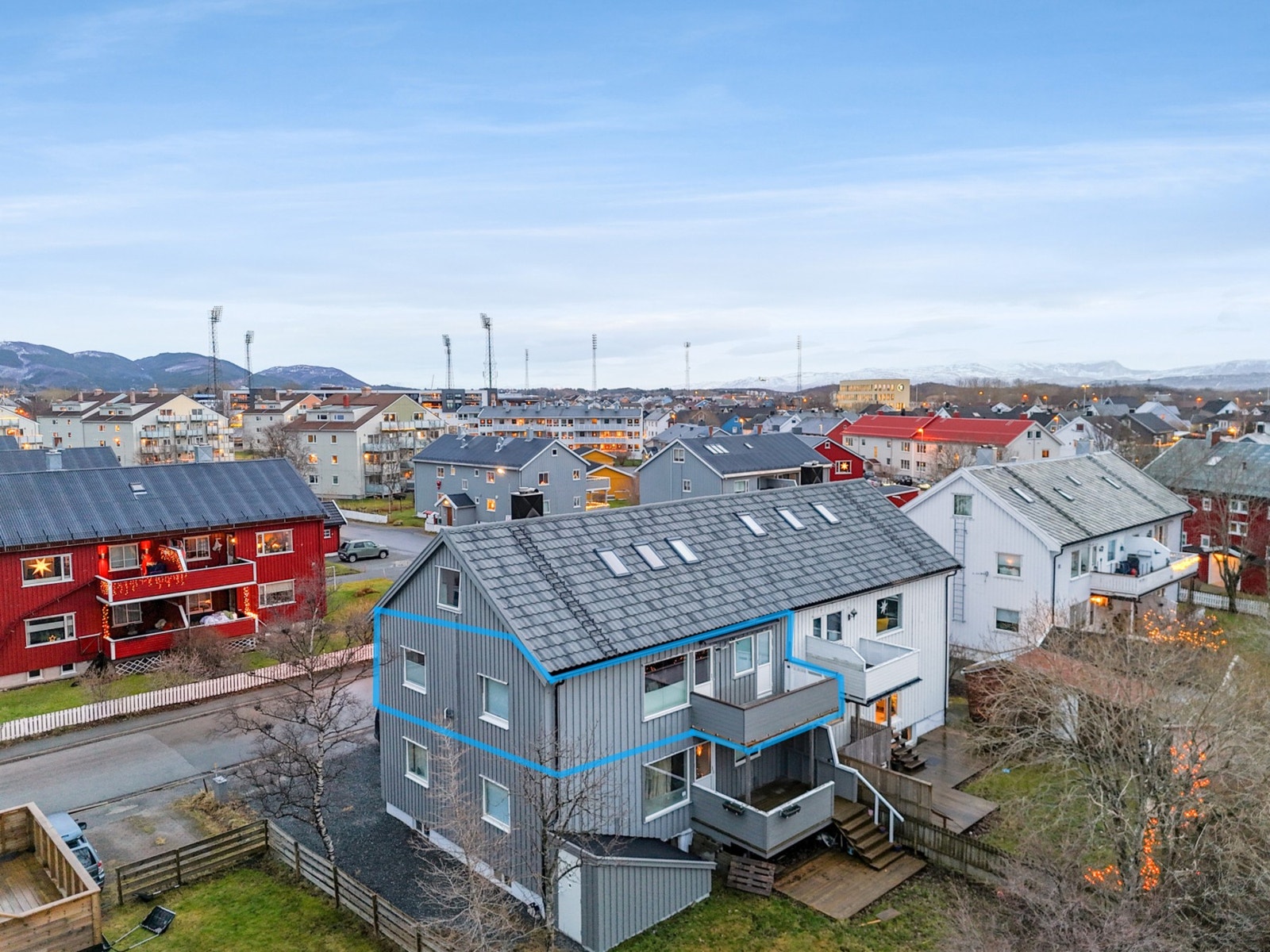 Bygget er velholdt med flere nye vinduer, nytt decra tak og hvor 2 vegger ble etterisolerte i 2015/2016. Galleribilde