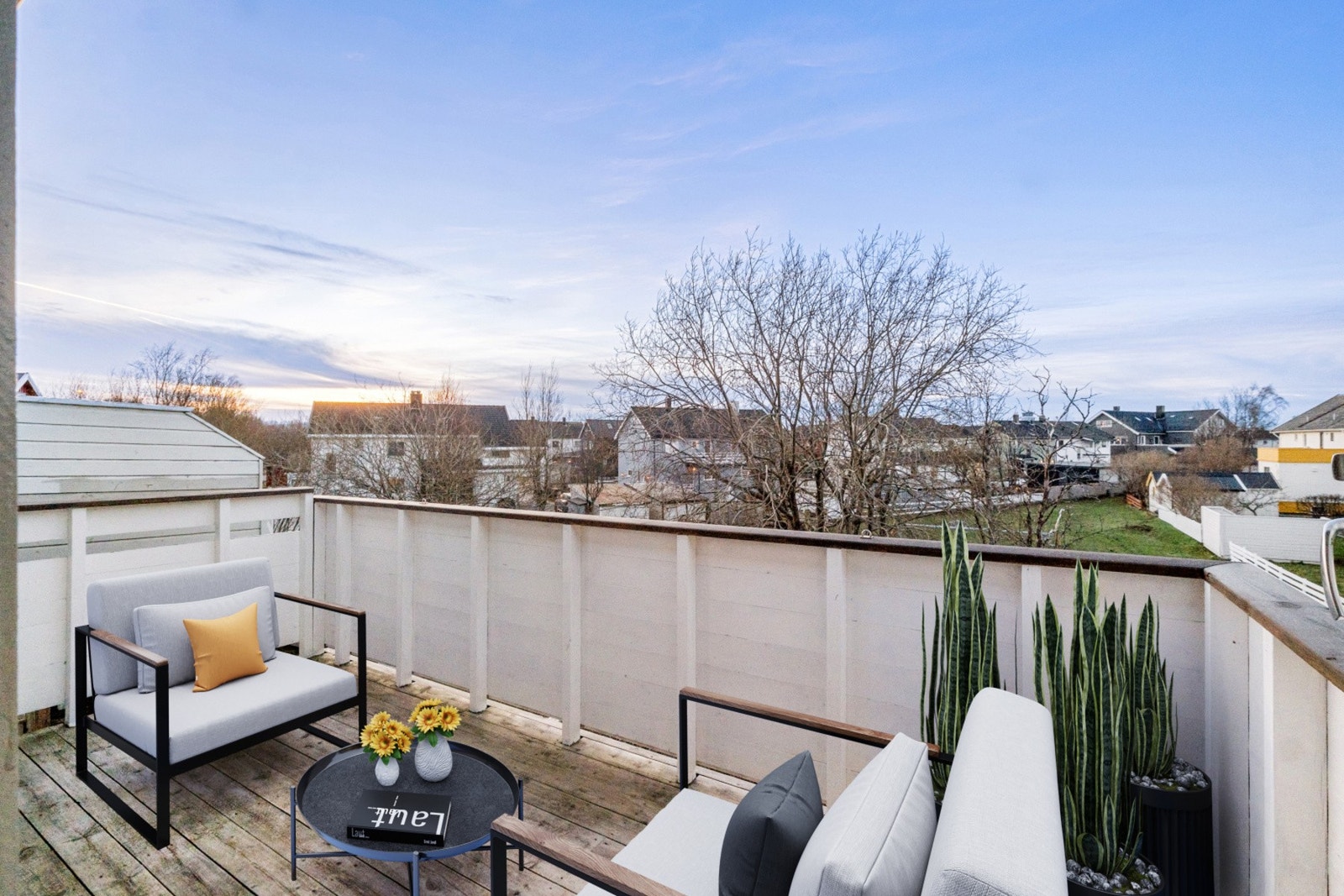 Vestvendt balkong på 8 m² med svært gode solforhold. Utsikt mot friområde. Galleribilde