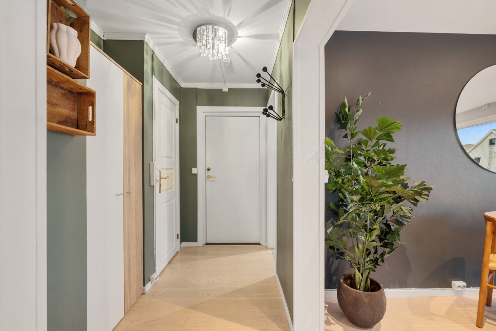 Entré med oppbevaringsplass i garderobeskap og oppheng på vegg. Galleribilde