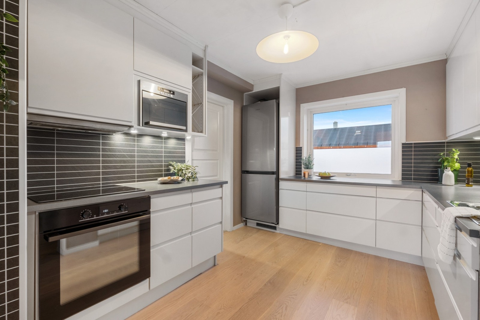 Flott kjøkken fra 2013 med integrert stekeovn, platetopp, mikrobølgeovn, oppvaskmaskin og kjøleskap. Galleribilde