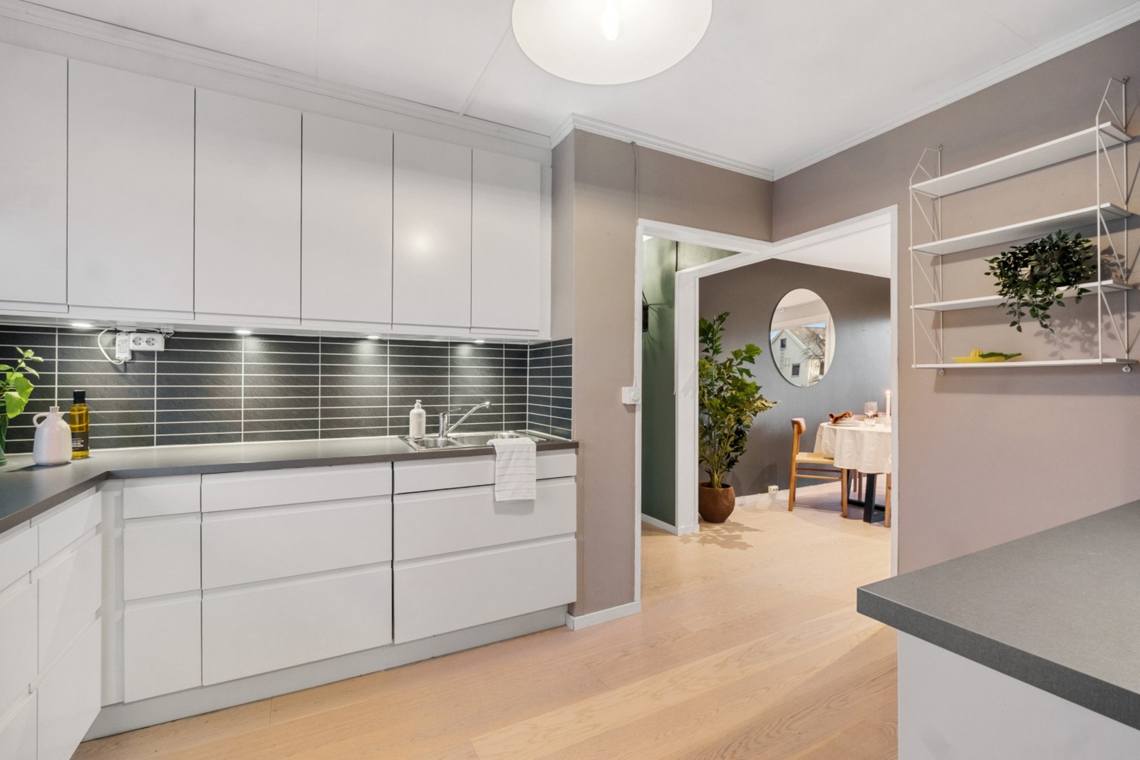 Kjøkkenet ligger praktisk tilbaketrukket fra stua - samtidig som det er nærhet til spisebordet. Galleribilde