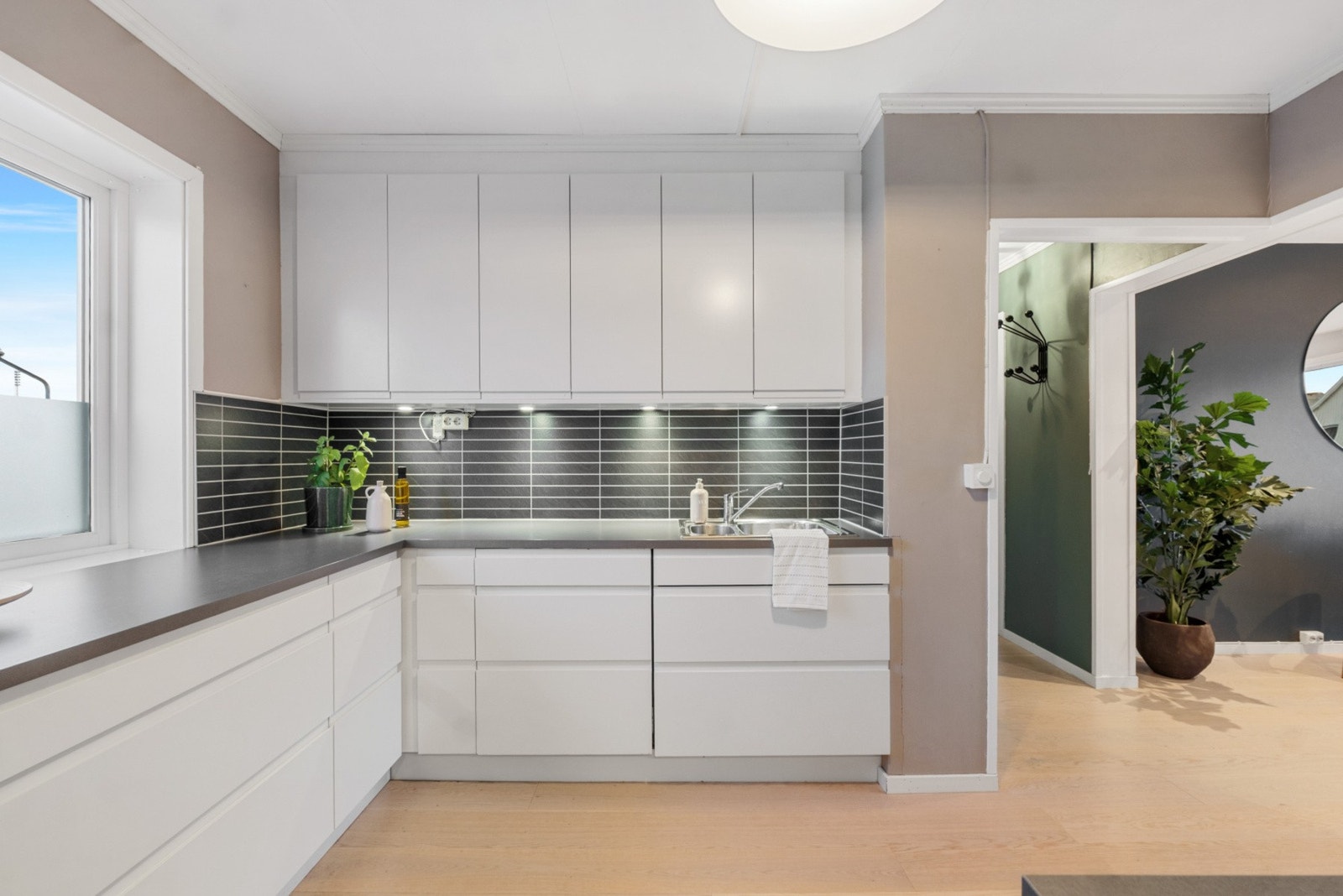 Dobbel oppvaskkum. Downlights under overskap.
Ny varmtvannsbereder i 2020, plassert under benk. Galleribilde