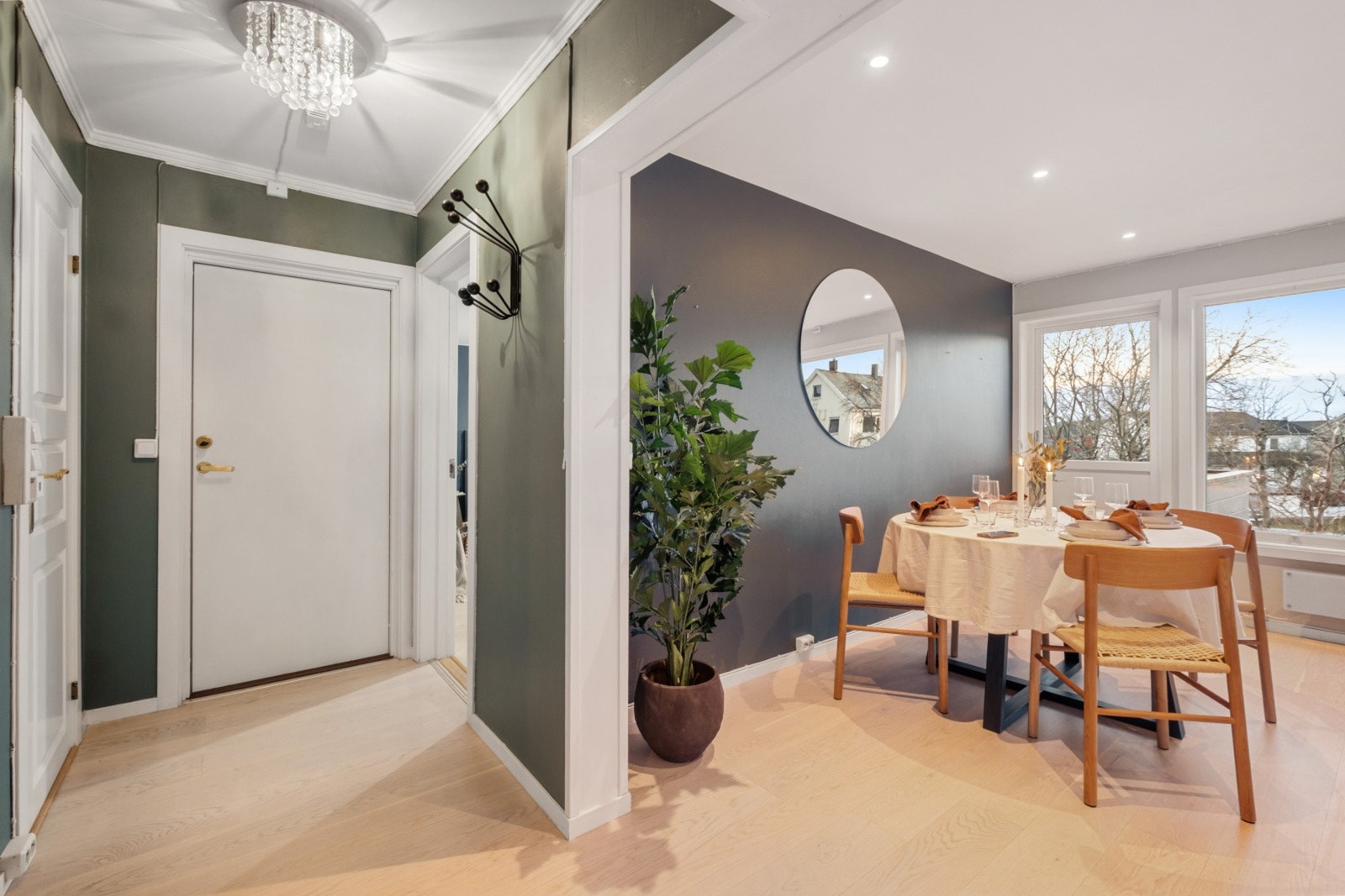 Entré med adkomst til bad, hovedsoverom og videre inn til stue/kjøkken. Galleribilde