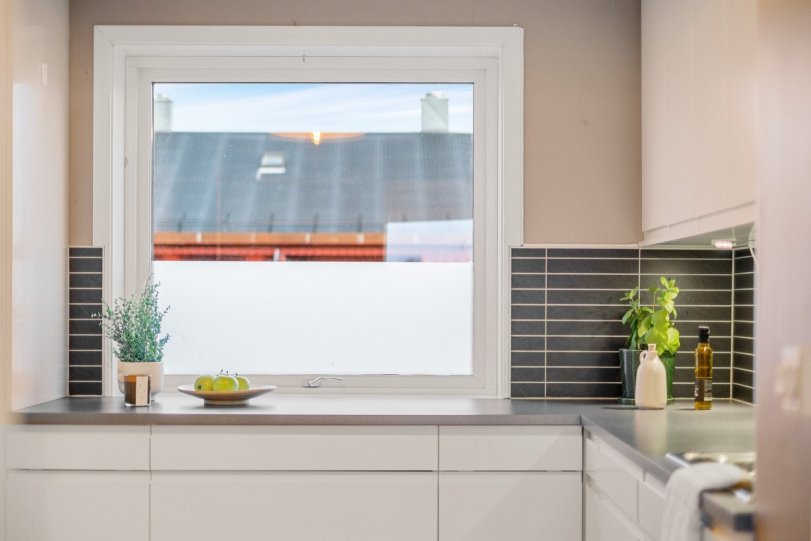 God skap-,skuff og benkeplass med innredning på 3 veggflater. Galleribilde