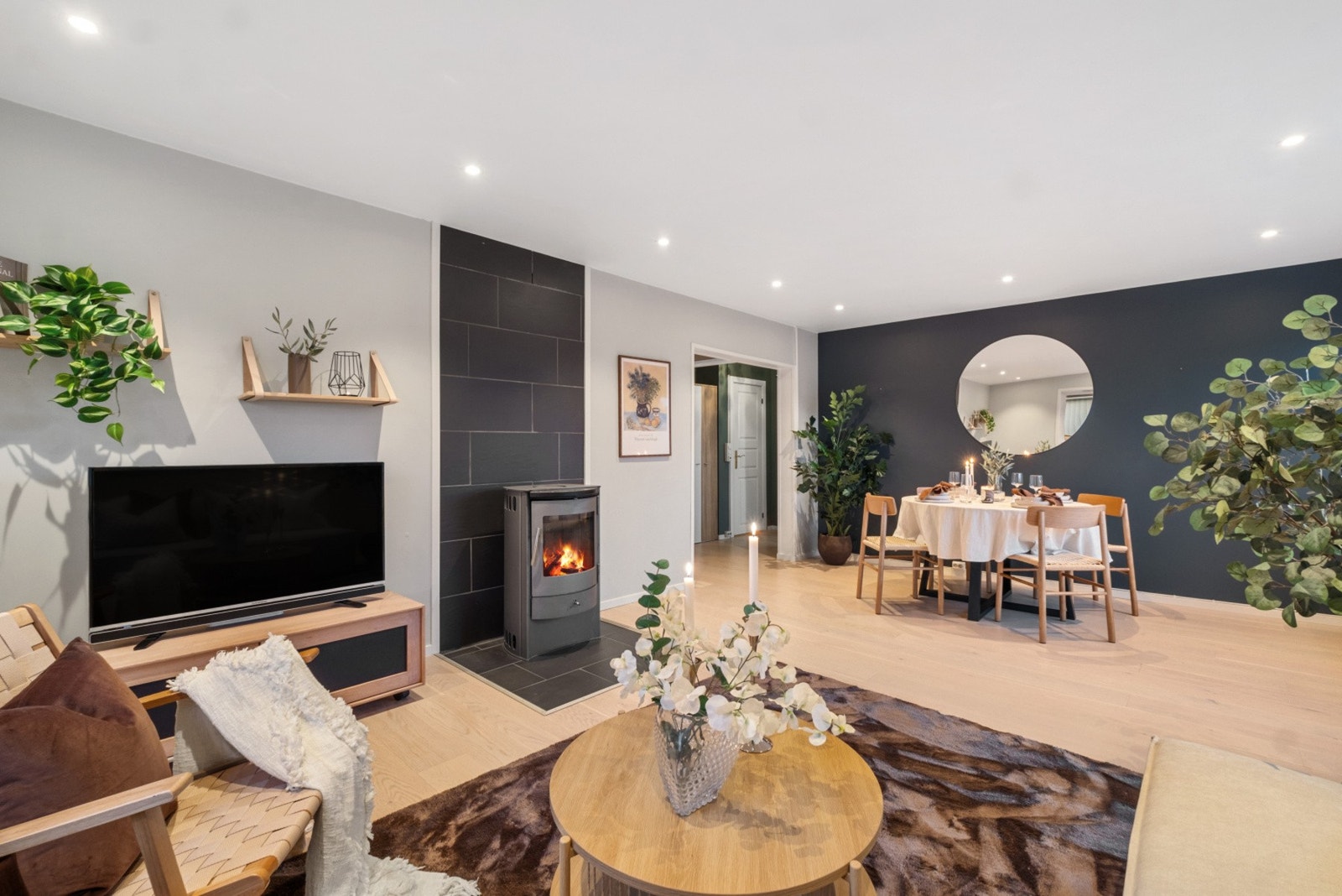 Lys, romslig og innbydende stue med nyere gulv, slette malte vegger og downlights i himling. Galleribilde