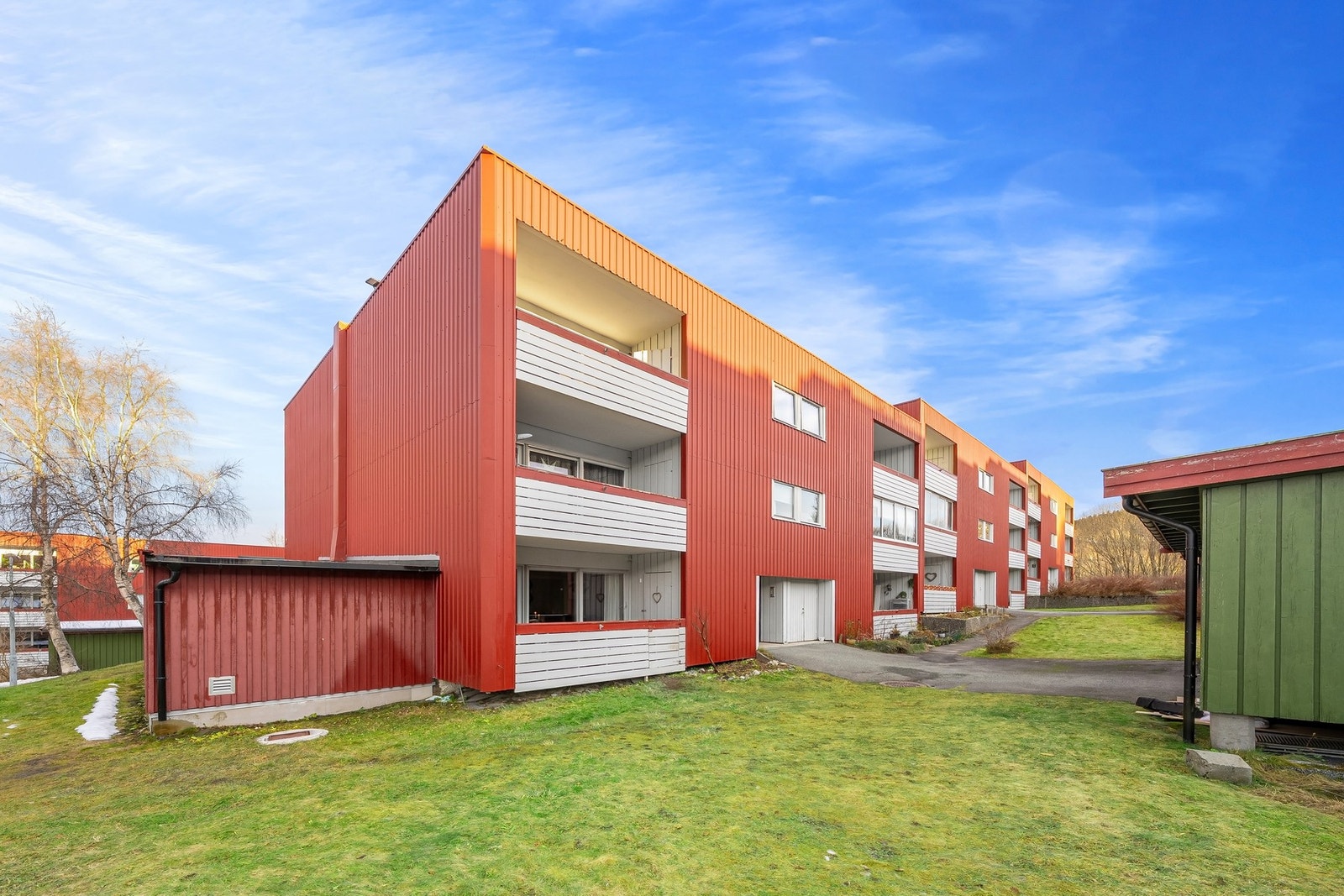 Leiligheten ligger i 1. etasje med utgang til felles grøntarealer fra balkongen. Galleribilde