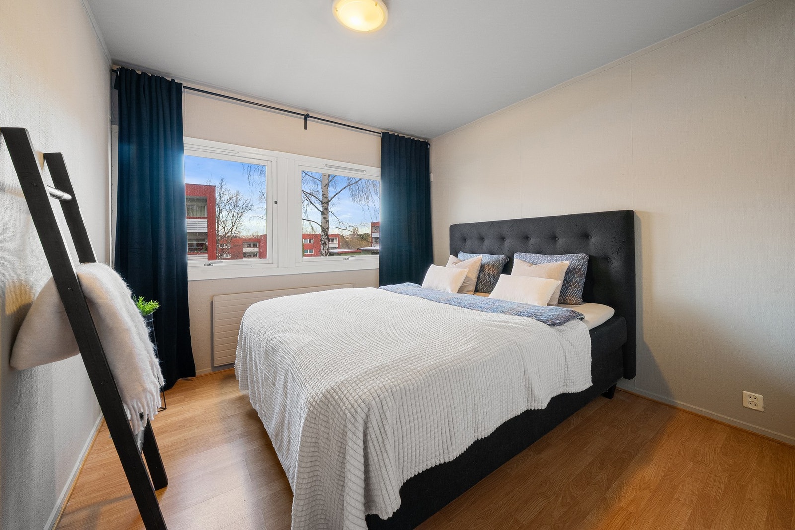 Soverom 1 måler 11 m² som gir god plass til ønsket møblering. Galleribilde