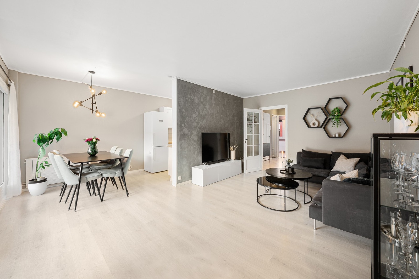 Leiligheten har en romslig stue på 22,5 m² som gir gode møbleringsmuligheter. Galleribilde