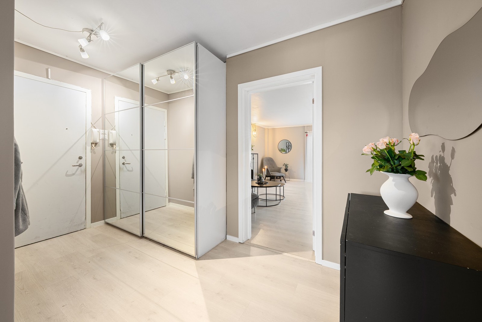 Gangen er utstyrt med en praktisk skyvedørsgarderobe. Galleribilde