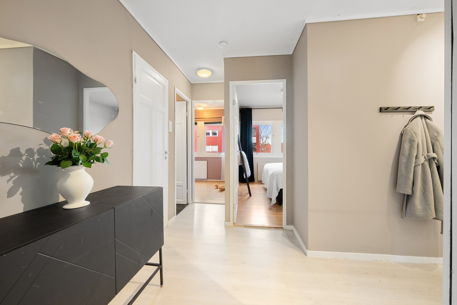 Romslig gang med god plass til klesoppheng. Galleribilde