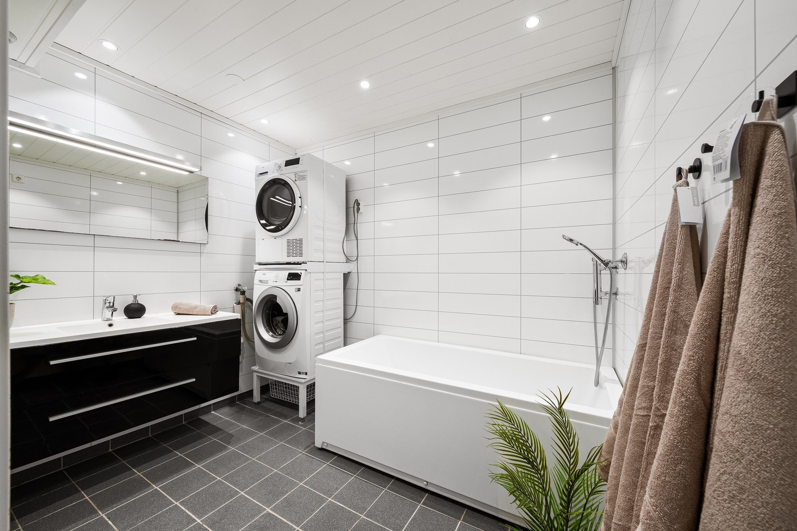 Pent flislagt baderom med varme i gulvet og downlights. Galleribilde