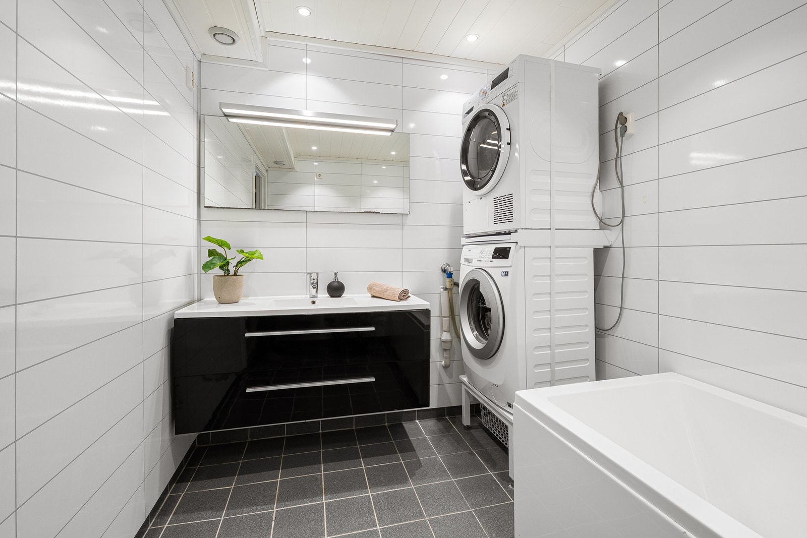 Badet er utstyrt med badekar med dusjgarnityr og har opplegg for vaskemaskin. Galleribilde