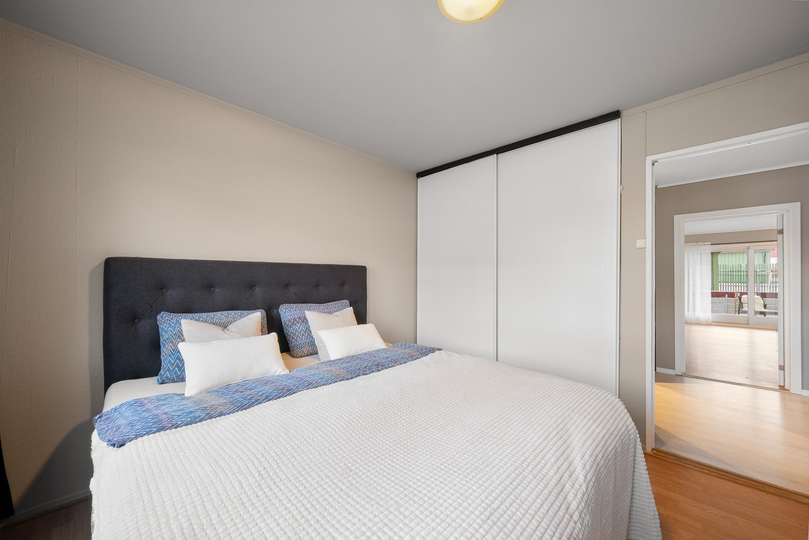 Soverommet har en praktisk garderobeløsning som medfølger salget. Galleribilde