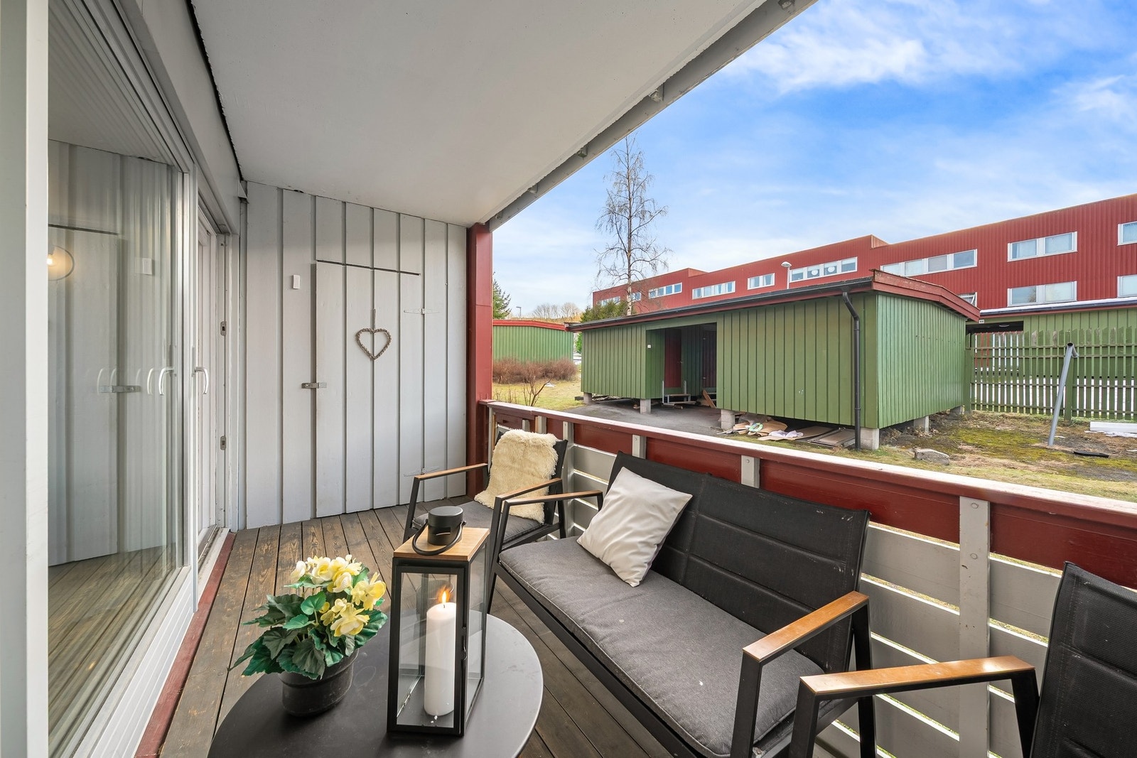 Balkongen måler 7 m², På terrassen er det en praktisk sportsbod. Galleribilde