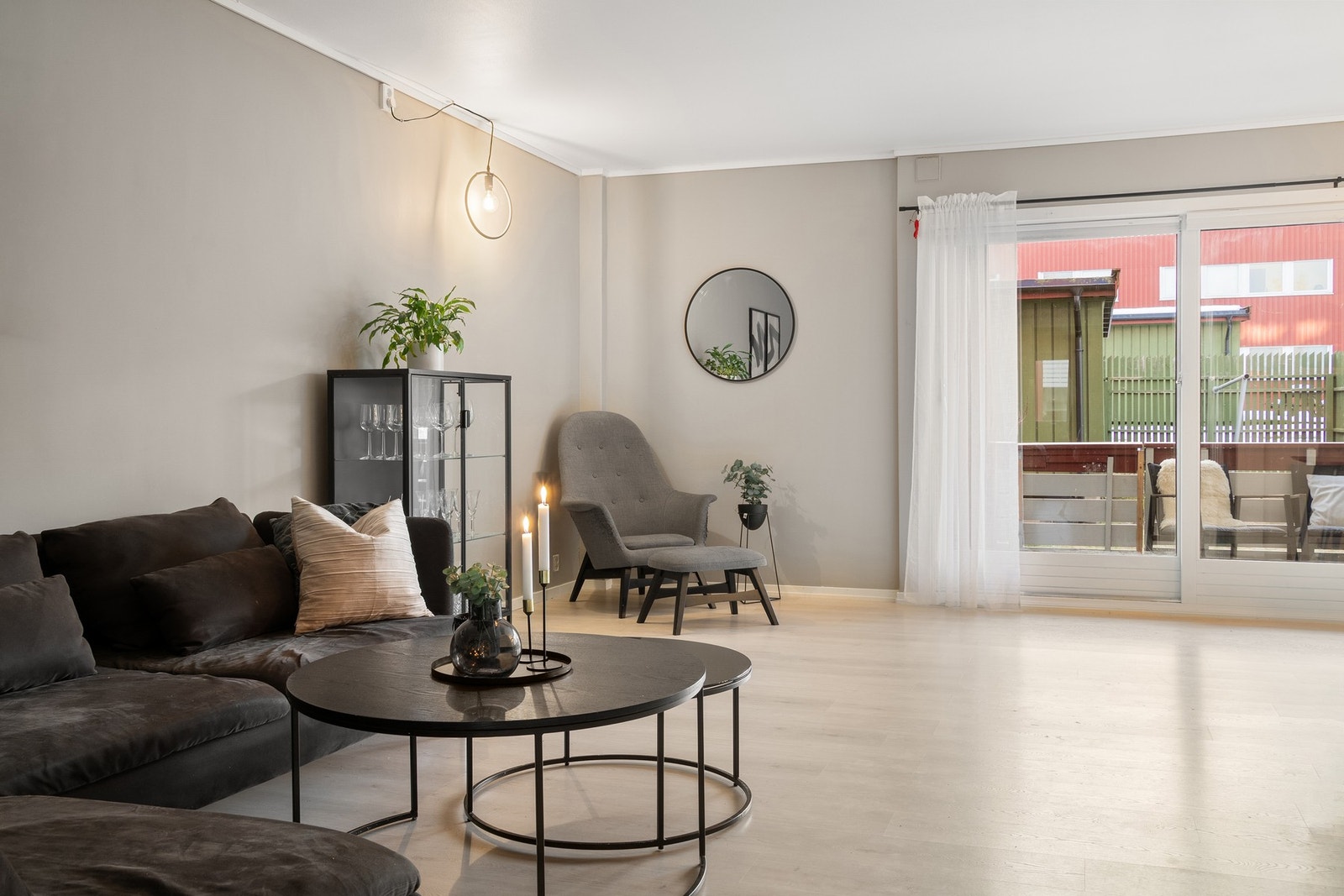 Stuen har god plass til sofagruppe og tilhørende møblement. Galleribilde