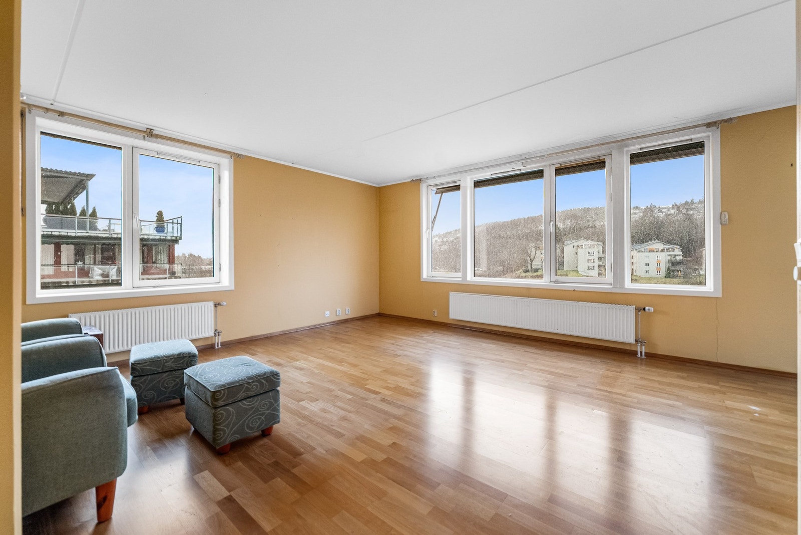 Romslig stue med vinduer på alle sider. Galleribilde