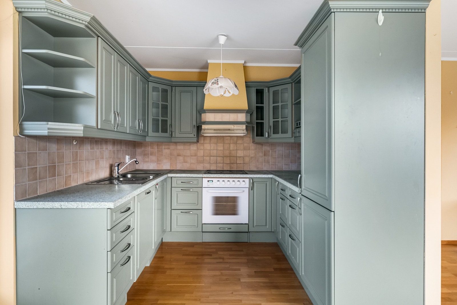 Kjøkken med oppvaskmaskin og komfyr. Galleribilde