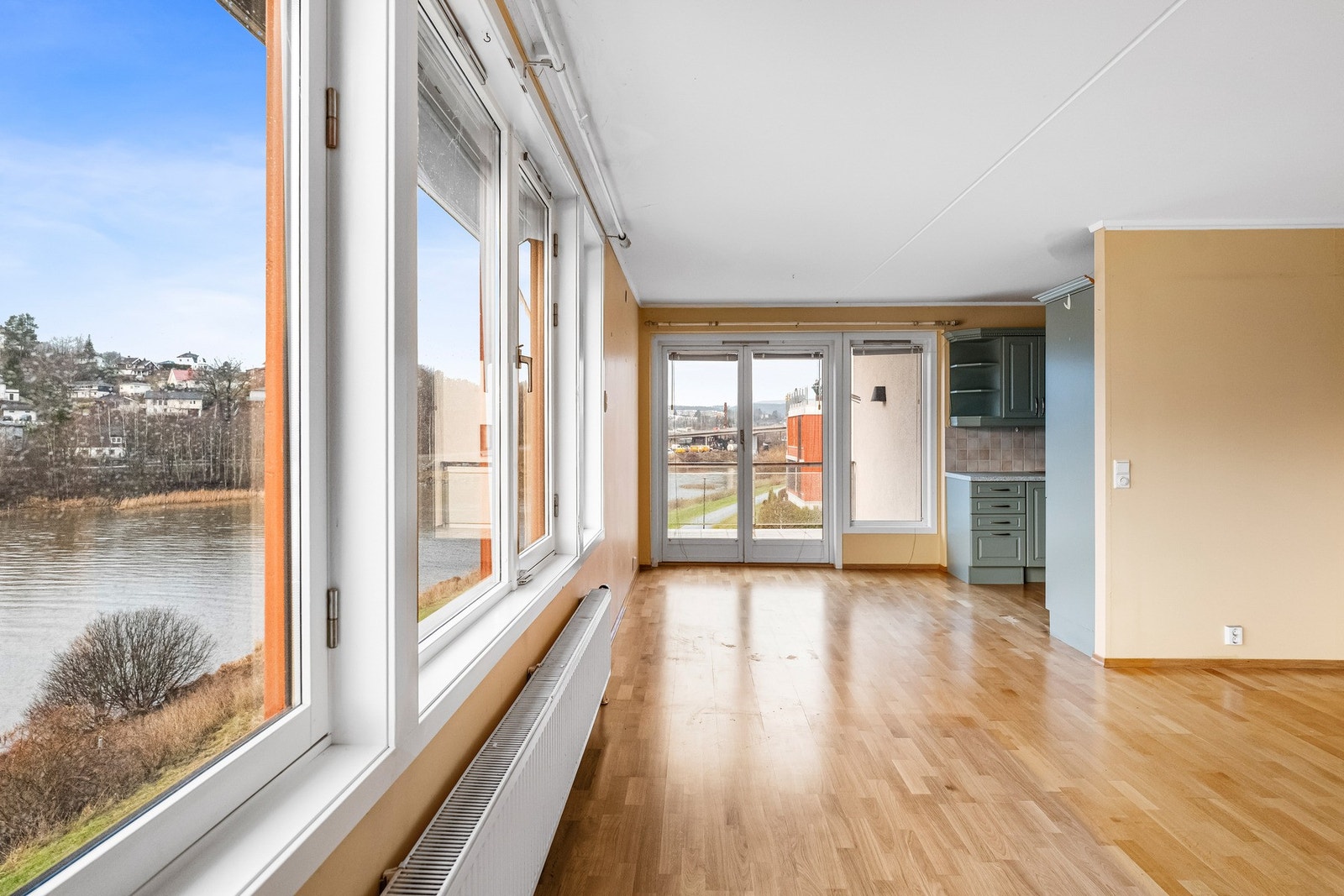 Vinduer på tre sider av stuen/kjøkken som gir mye lys. Galleribilde