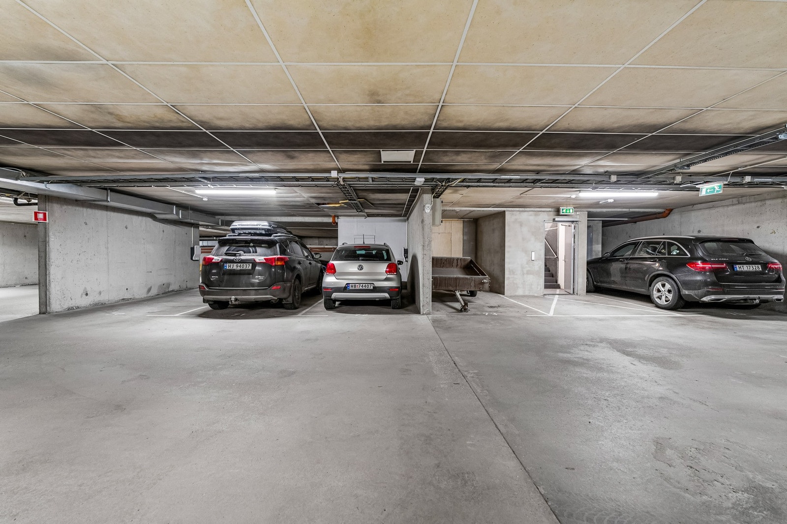 Med leiligheten medfølger det to stk p-plasser i garasjenalegg Galleribilde