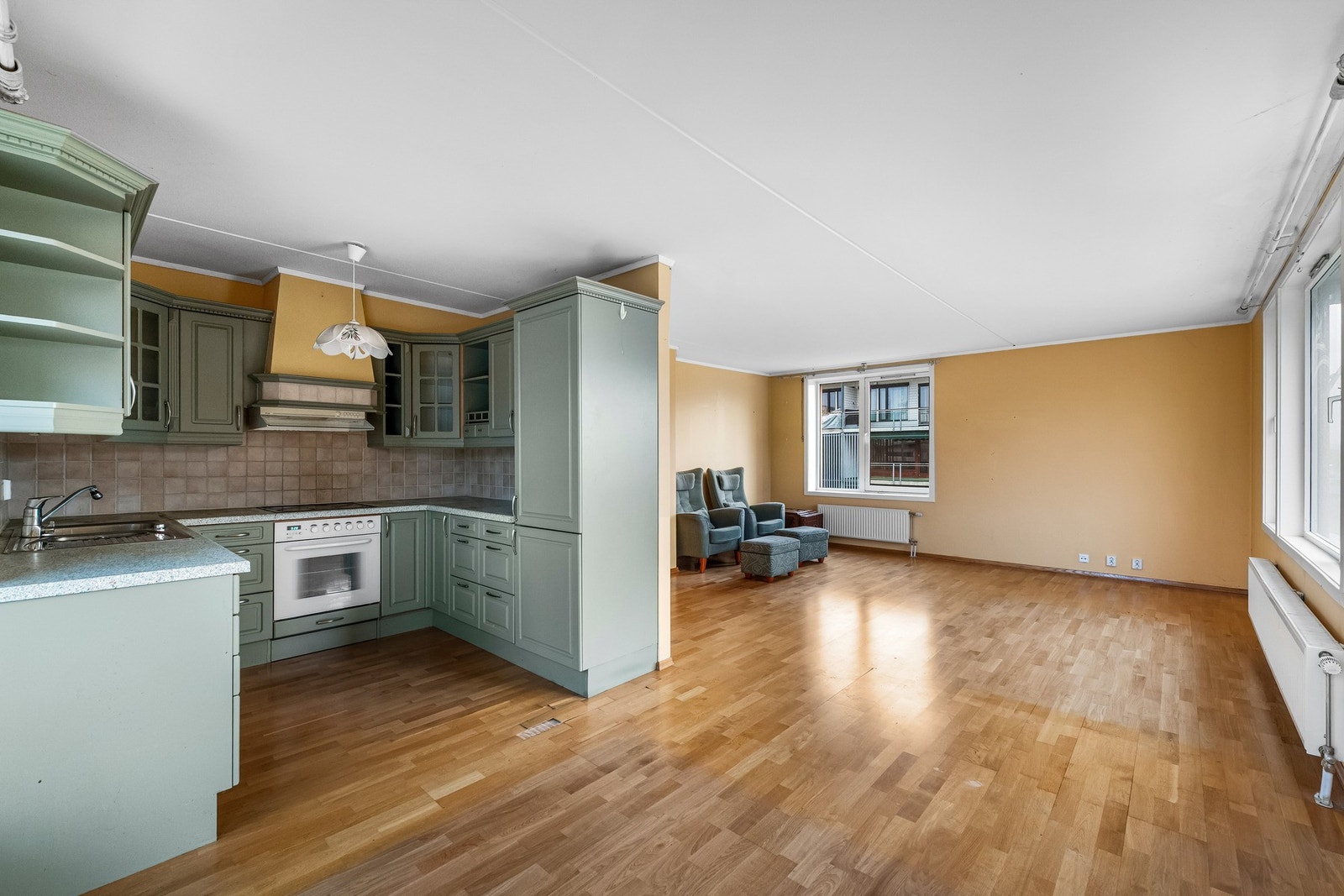 Åpen kjøkkenløsning mot stuen, som gjør den likevel skjermet. Galleribilde