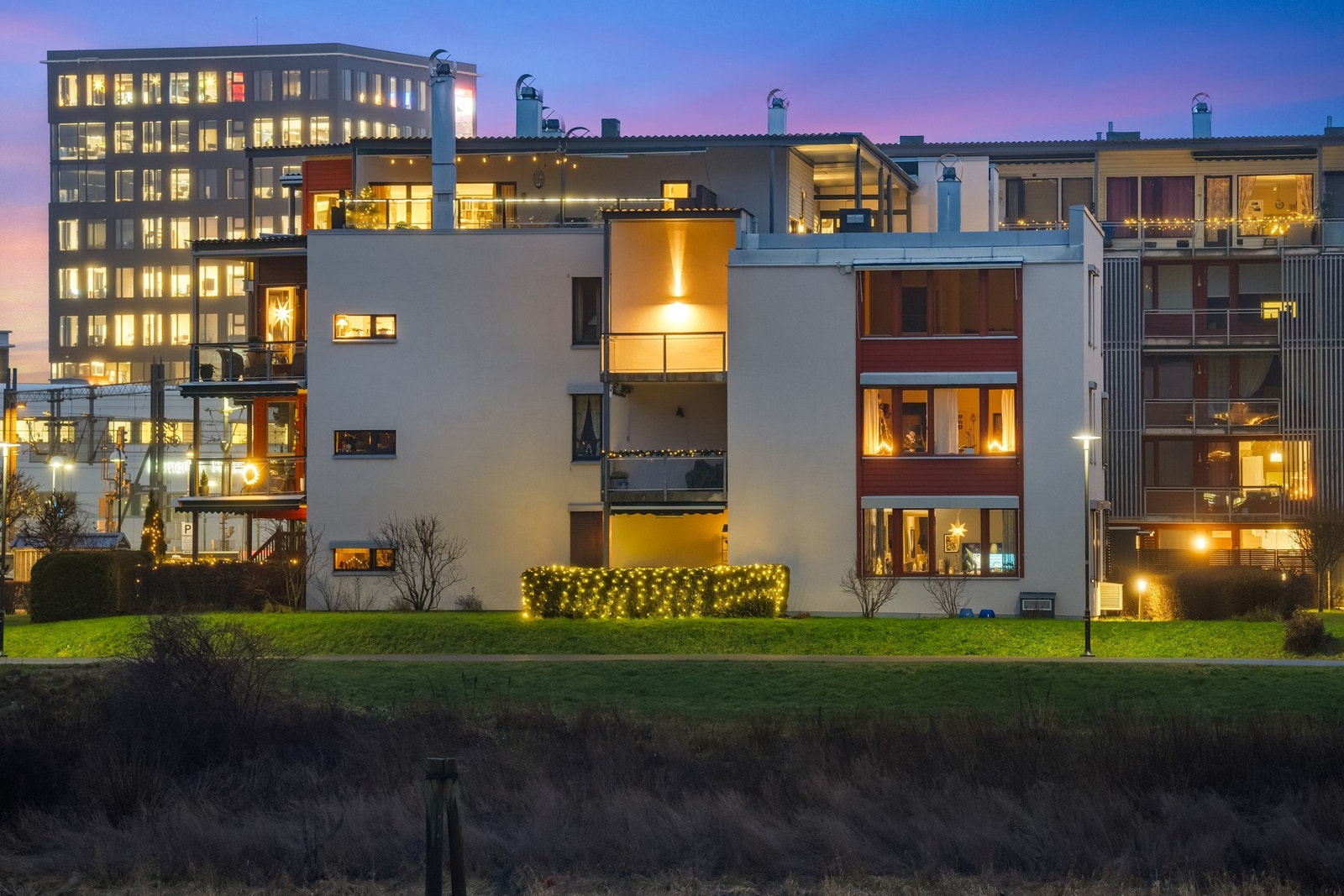 Flott og usjenert beliggenhet ytterst mot Nitelva. Toppleilighet. Galleribilde