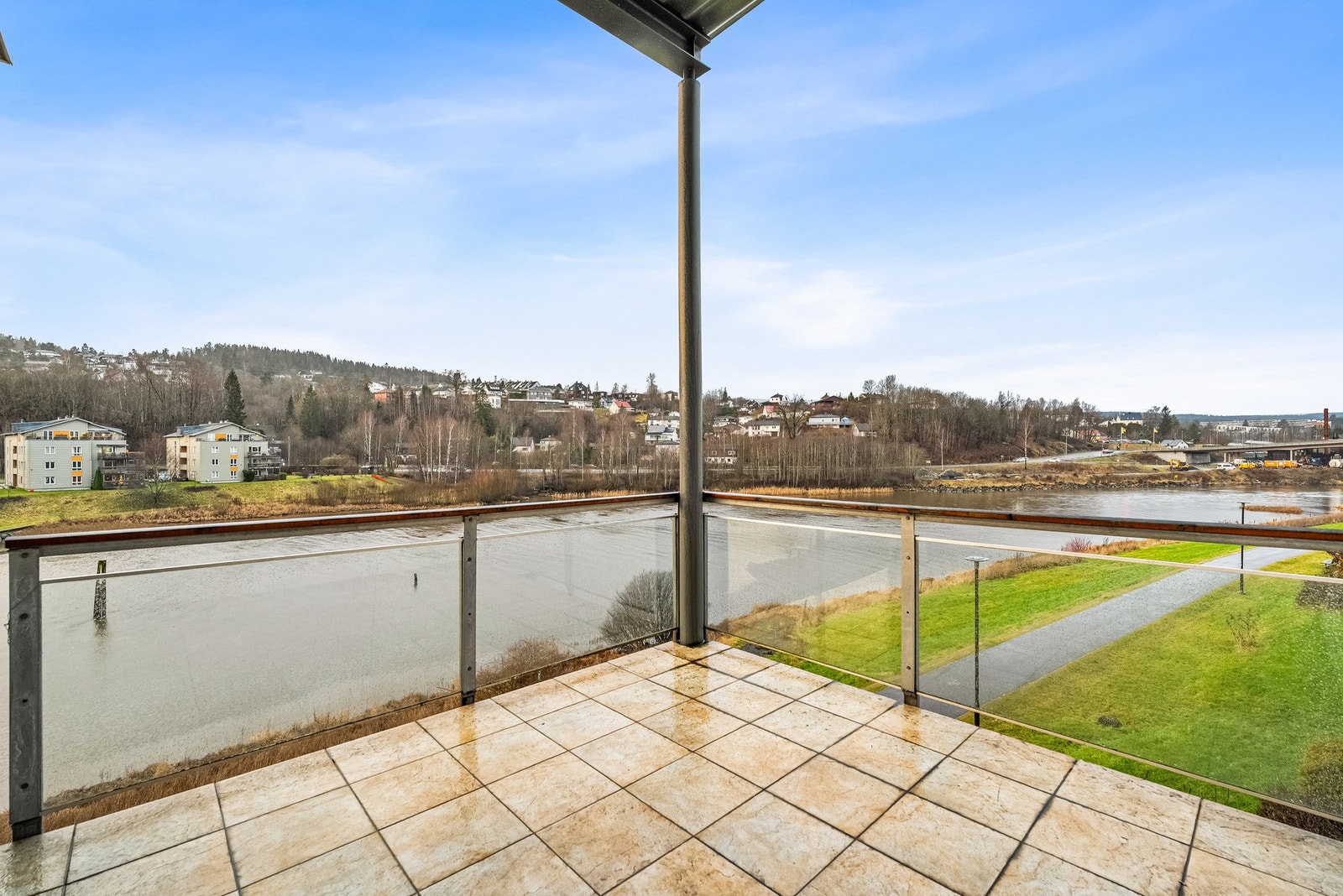 Terrasse beliggende mot Nitelva. Galleribilde