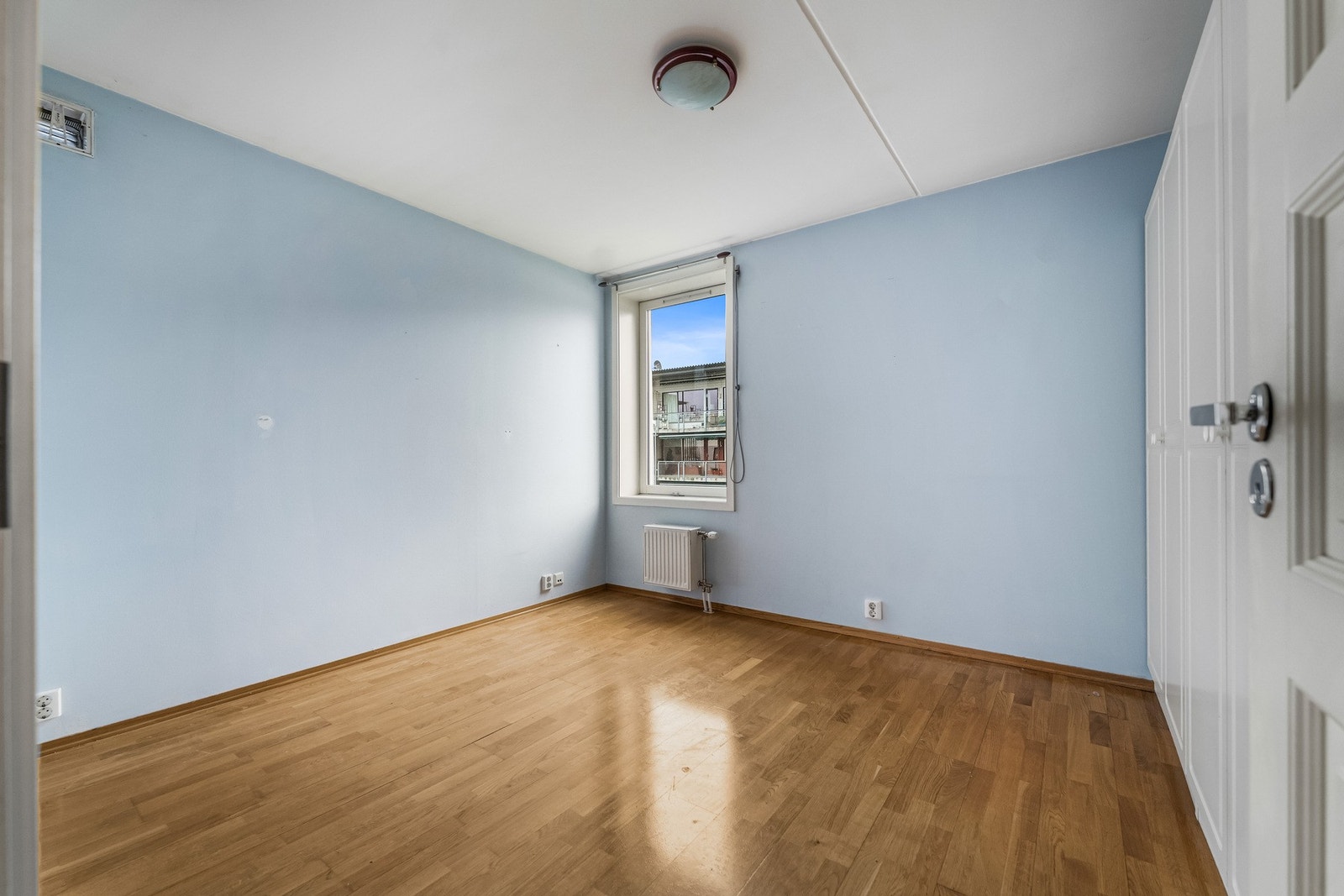 Største soverom med tre klesskap. Galleribilde