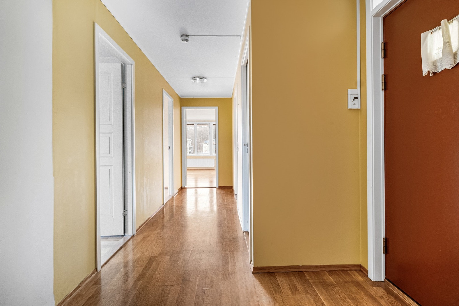 Entrè med god plass ti å etablere møbler for oppbevaring. Galleribilde