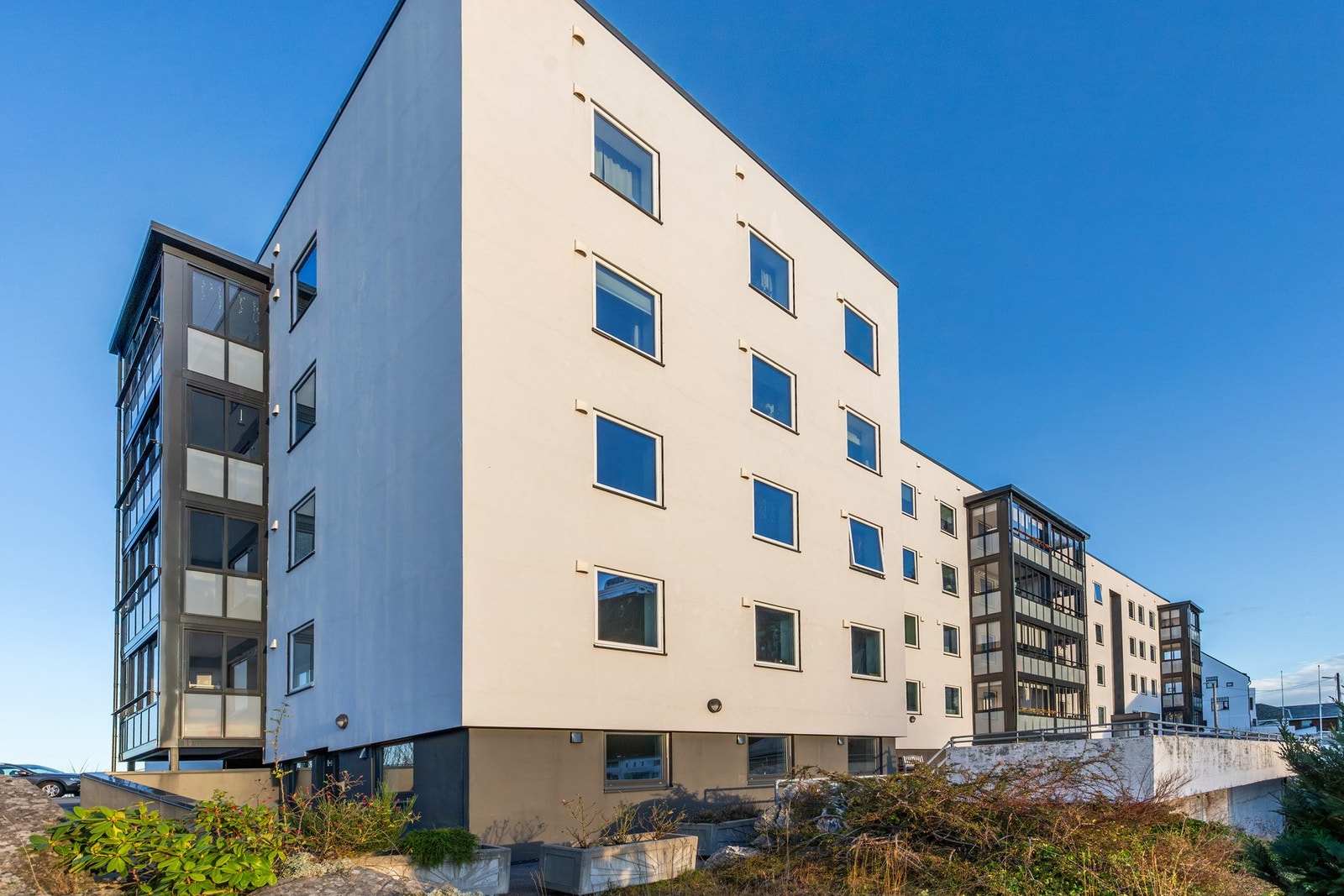 Eiendommen er beliggende i O.A Devolds gate sentralt i Ålesund sentrum. Galleribilde