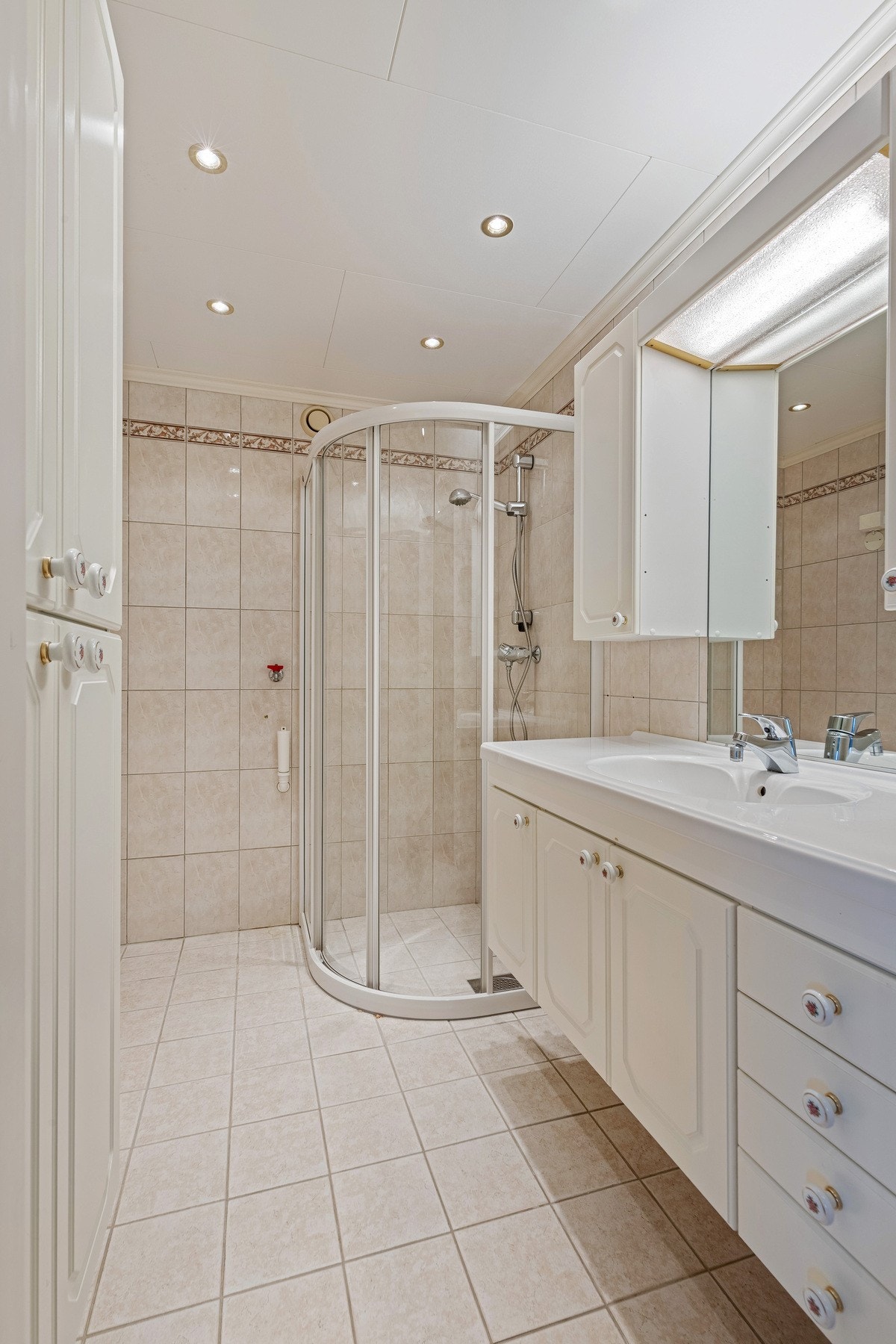 Badet har innredning med nedfelt servant og dusjhjørne. Galleribilde