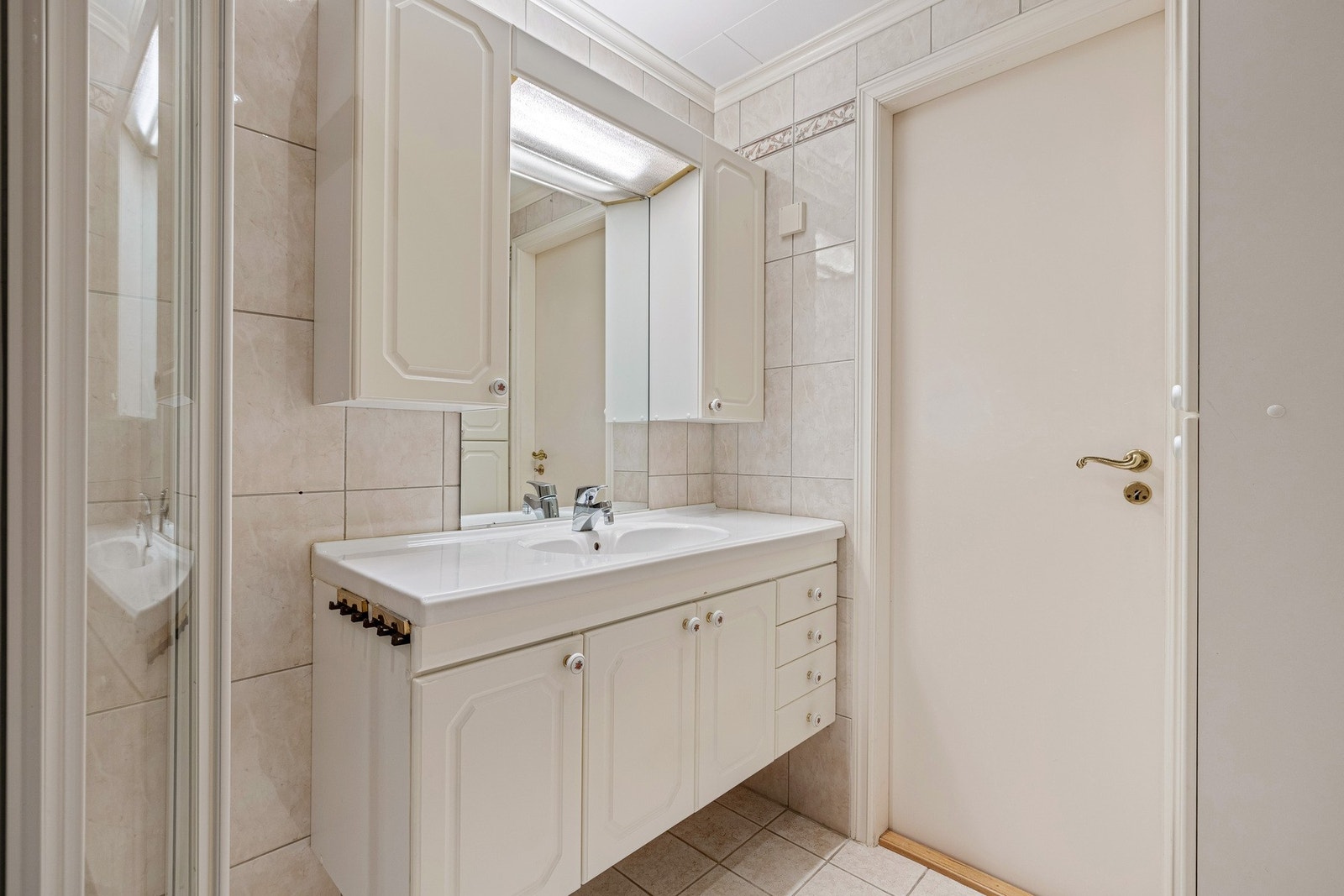 Flislagt baderom med elektriske varmekabler. Galleribilde