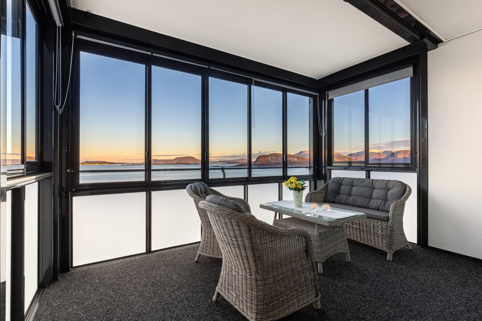 Fra stuen er det utgang til en innglasset balkong - et herlig ekstra rom som kan brukes store deler av året. Innglasset balkong er på ca. 10 m². Galleribilde